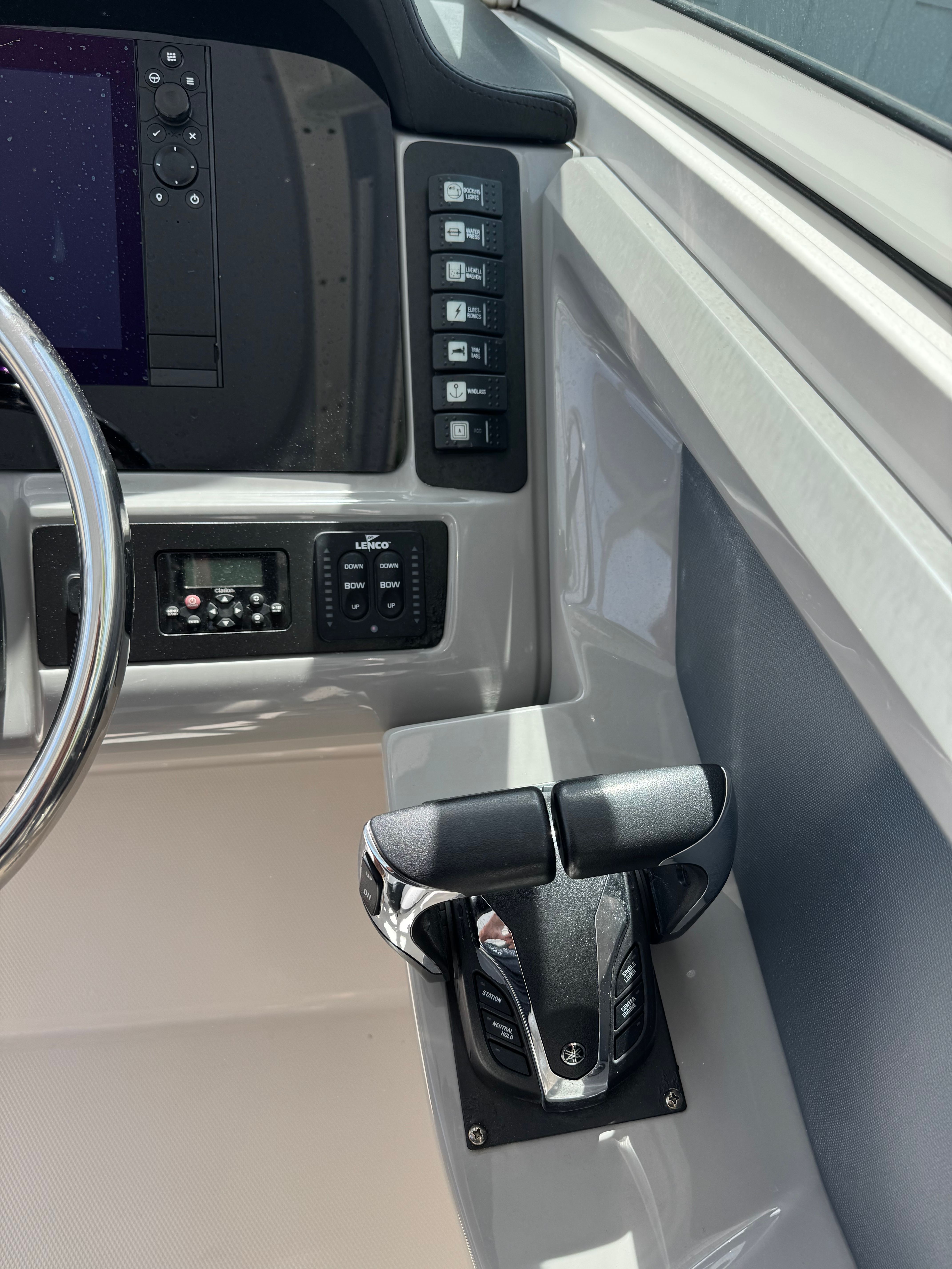2021 Robalo R247 Dual Console - 12