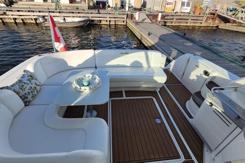 Luxurious 2007 Sea Ray 480 Sundancer yacht with elegant seating and Canadian flag.