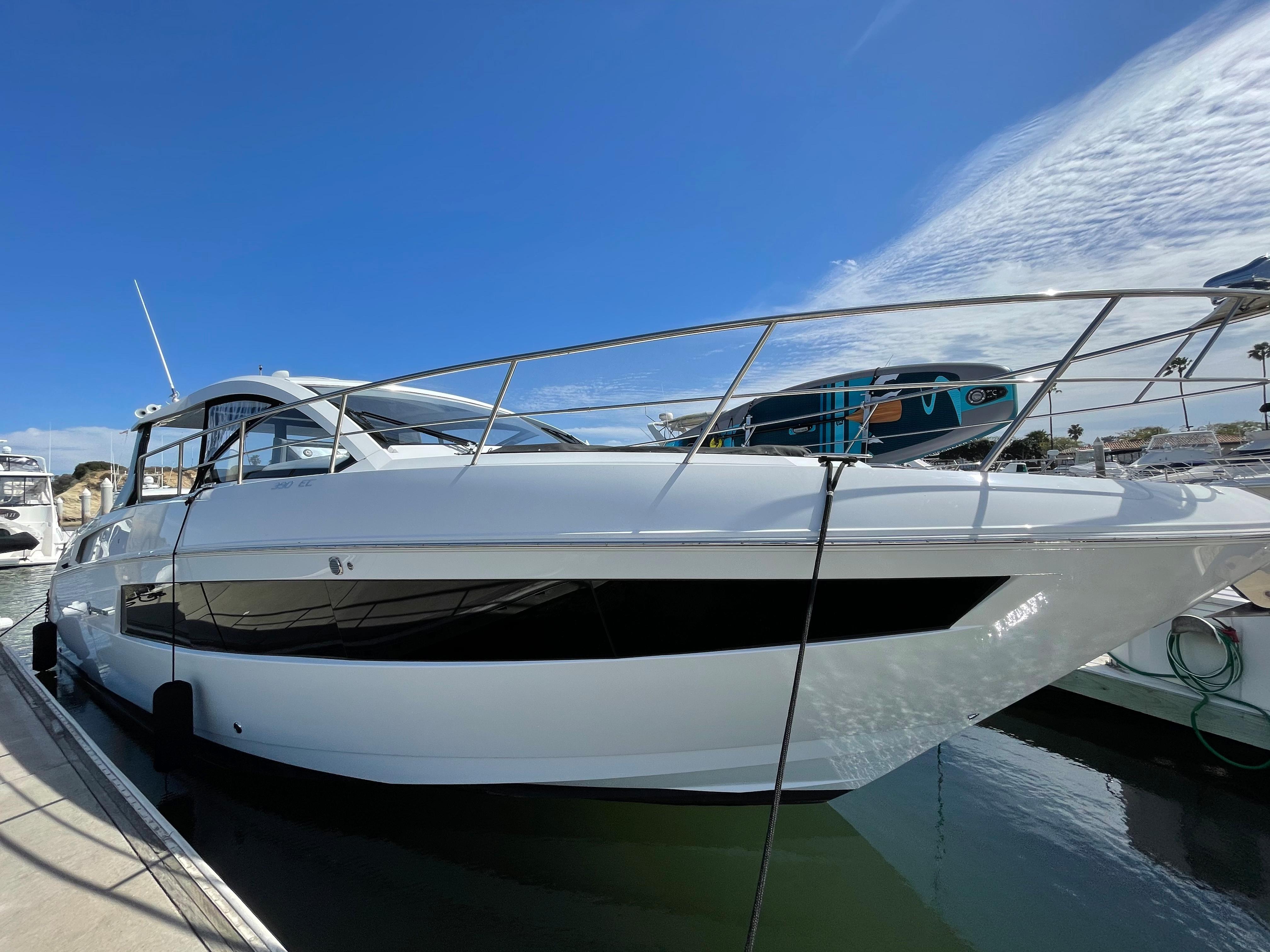 2020 Cruisers Yachts 390 Express Coupe