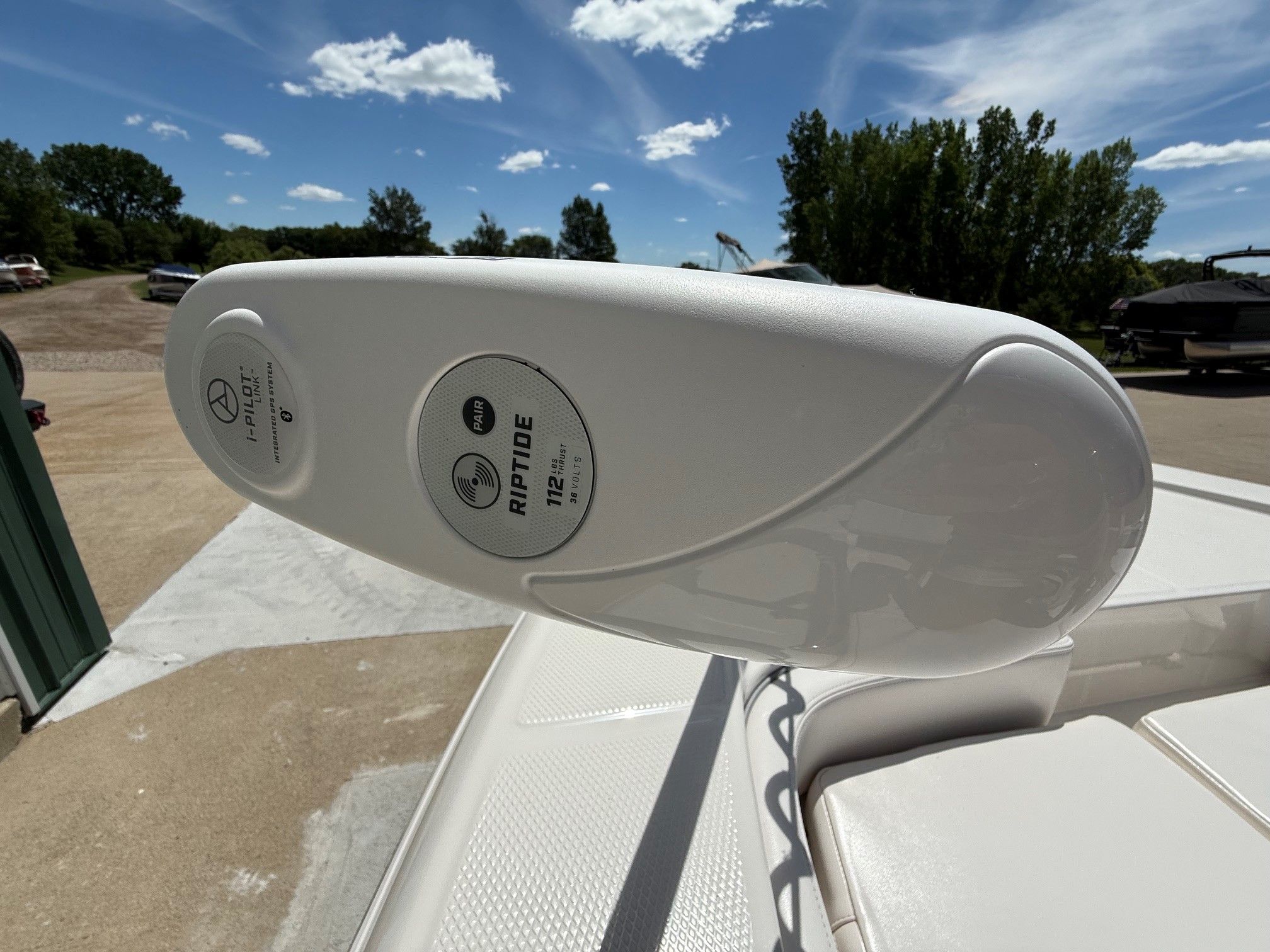 Robalo 226 Cayman 2021 with Riptide i-Pilot motor.
