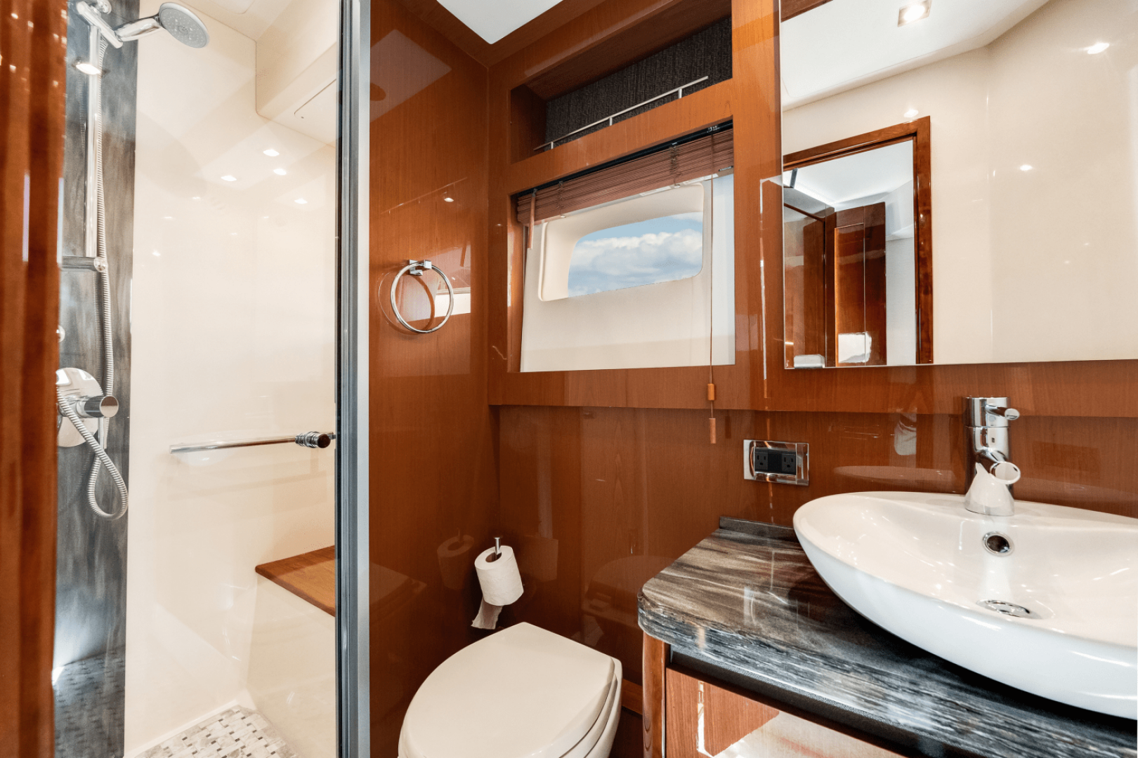 2017 Sea Ray 510 FLYBRIDGE - Image 21