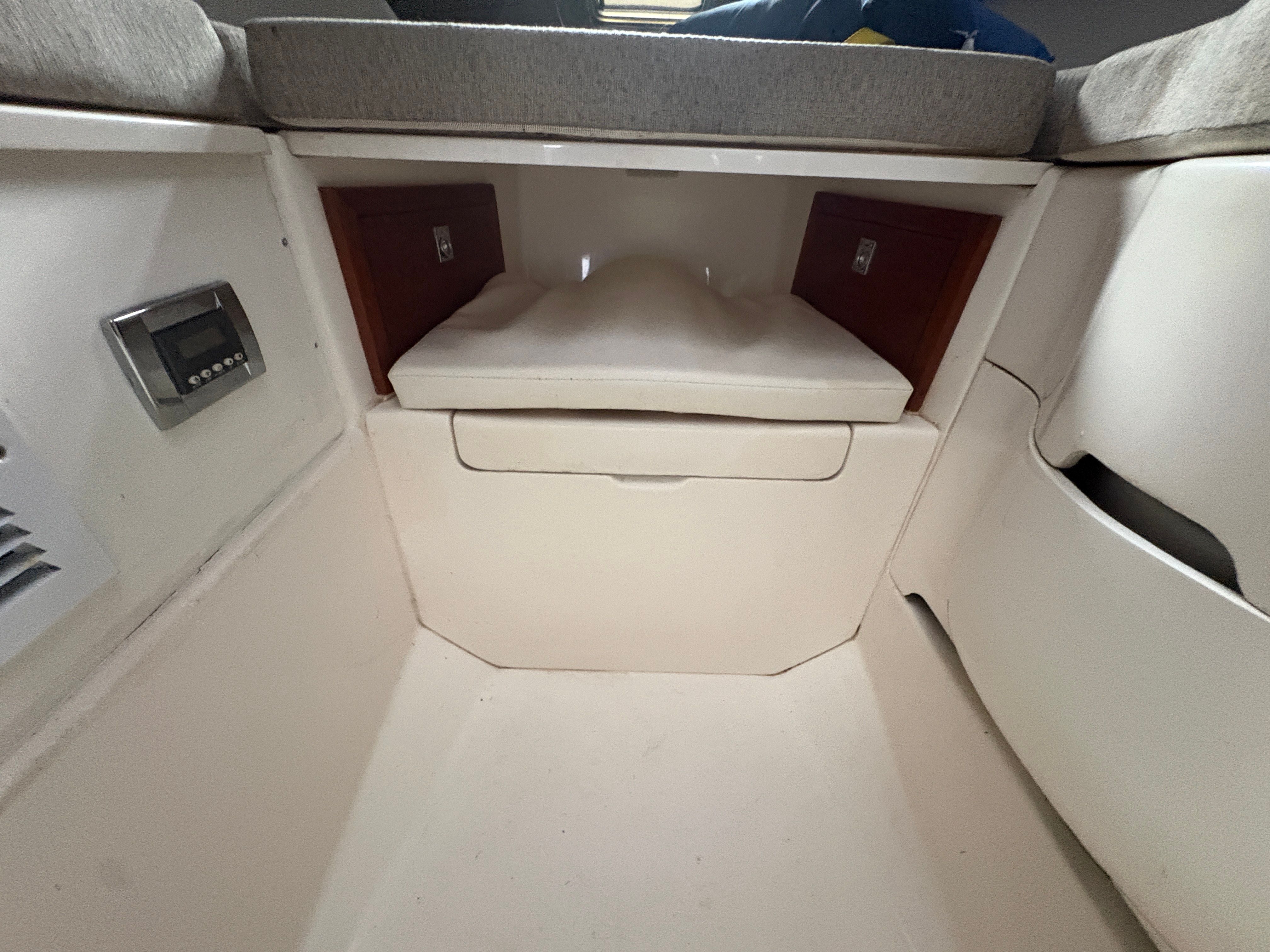 2002 Intrepid 322 Cuddy Center Console - 59