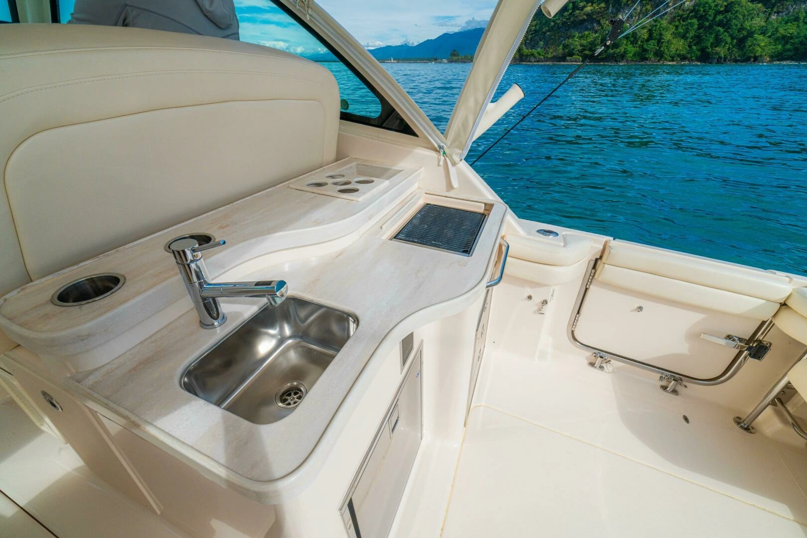 2020 Grady-White Freedom 375 - Image 22