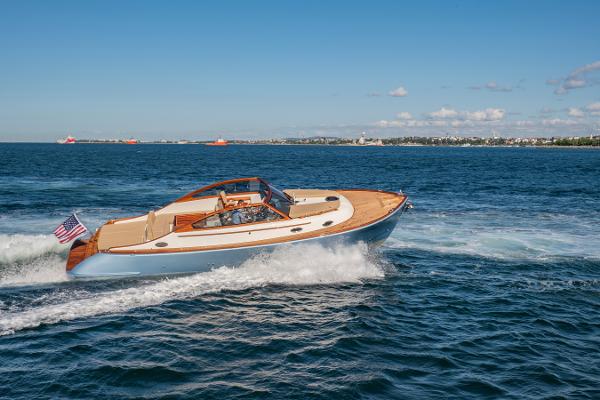 Vento V40 Retro Classic Open 2023 cruising on open water.