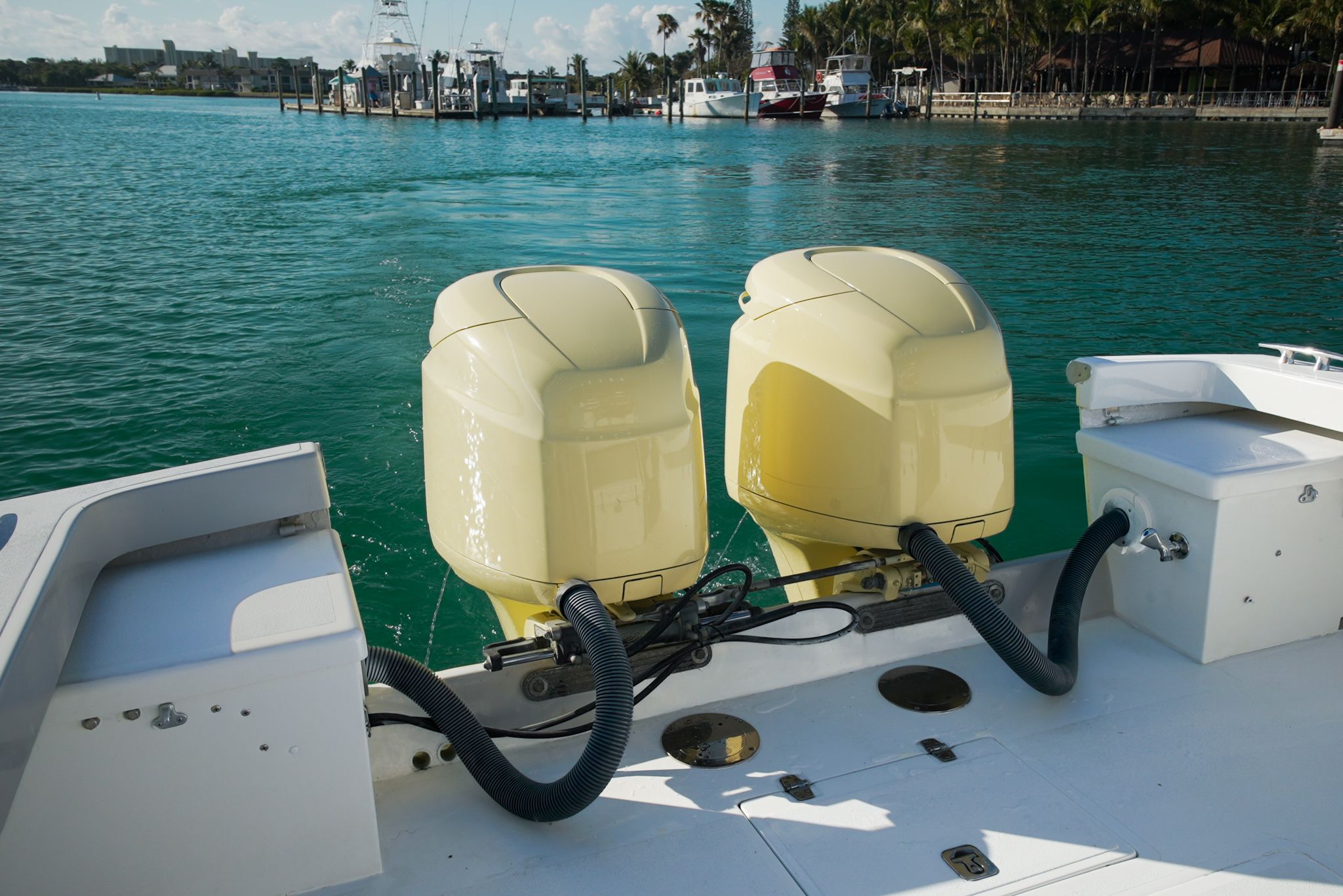 Two outboard motors on an Ocean Master 28 boat, year 1985.