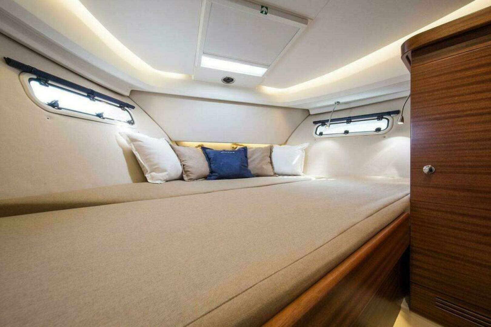 2025 Nimbus 305 Coupe - Image 10