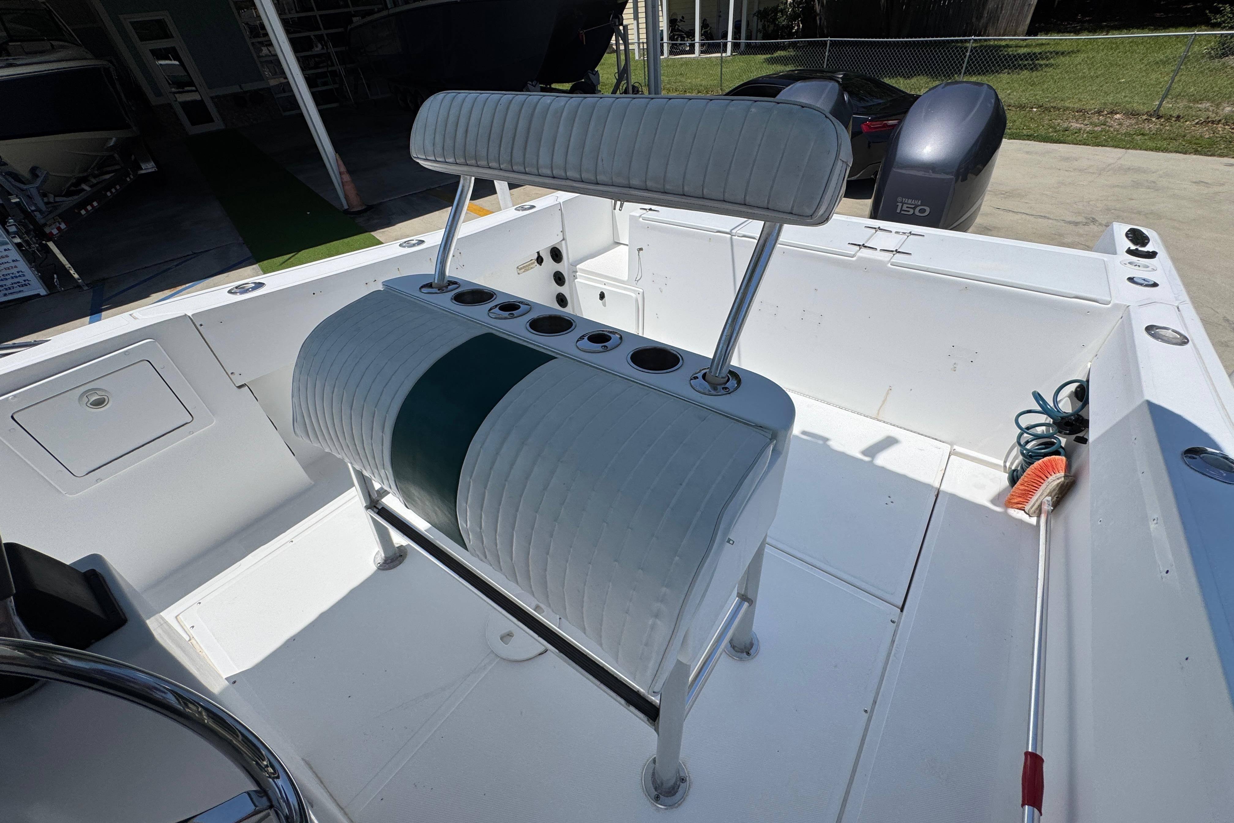 2000 Stamas 250 Tarpon boat interior with seating and Yamaha 150 engine.