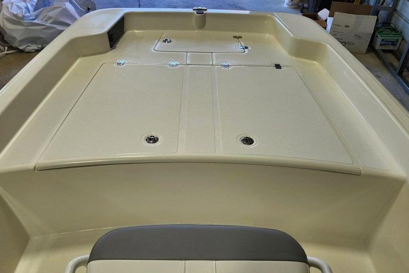 2026 Mako Pro Skiff 17 CC boat deck, spacious and well-equipped for fishing.