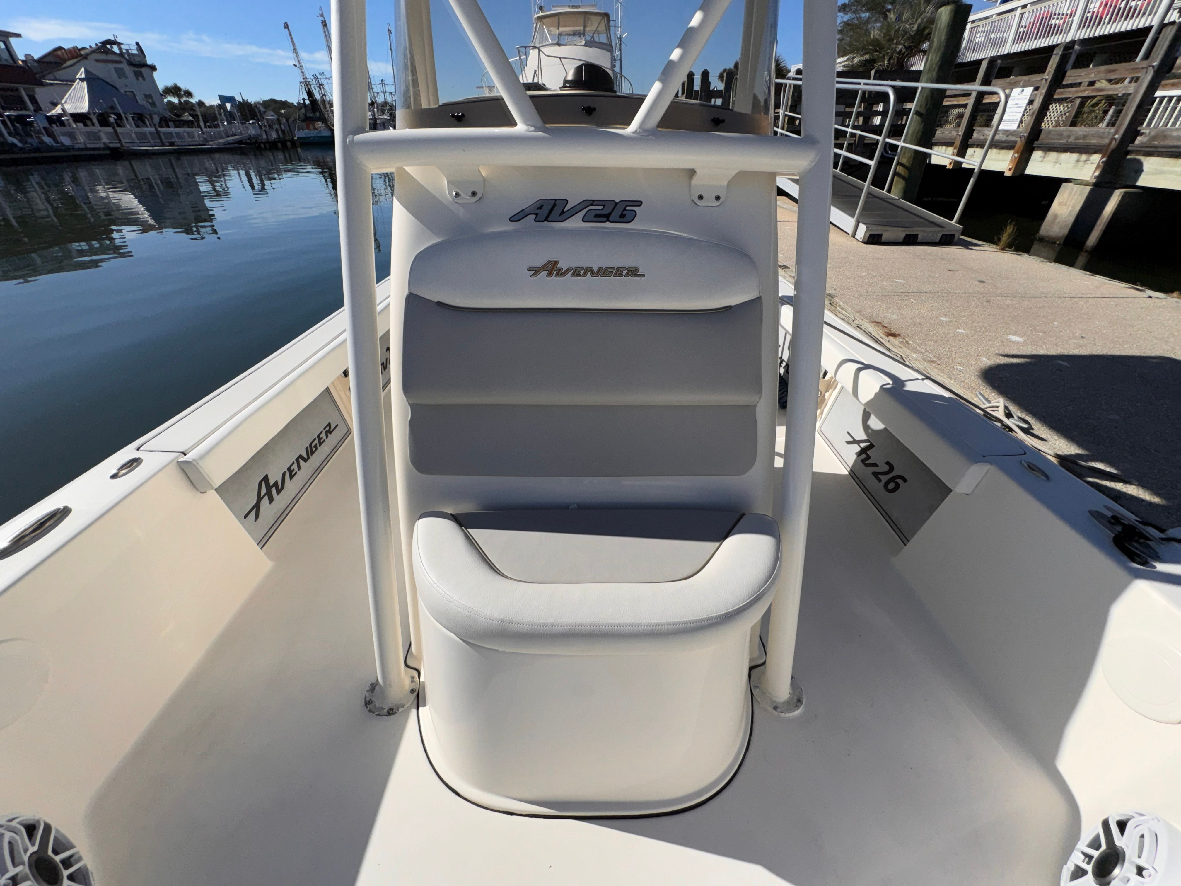 2018 Avenger AV26 - 16