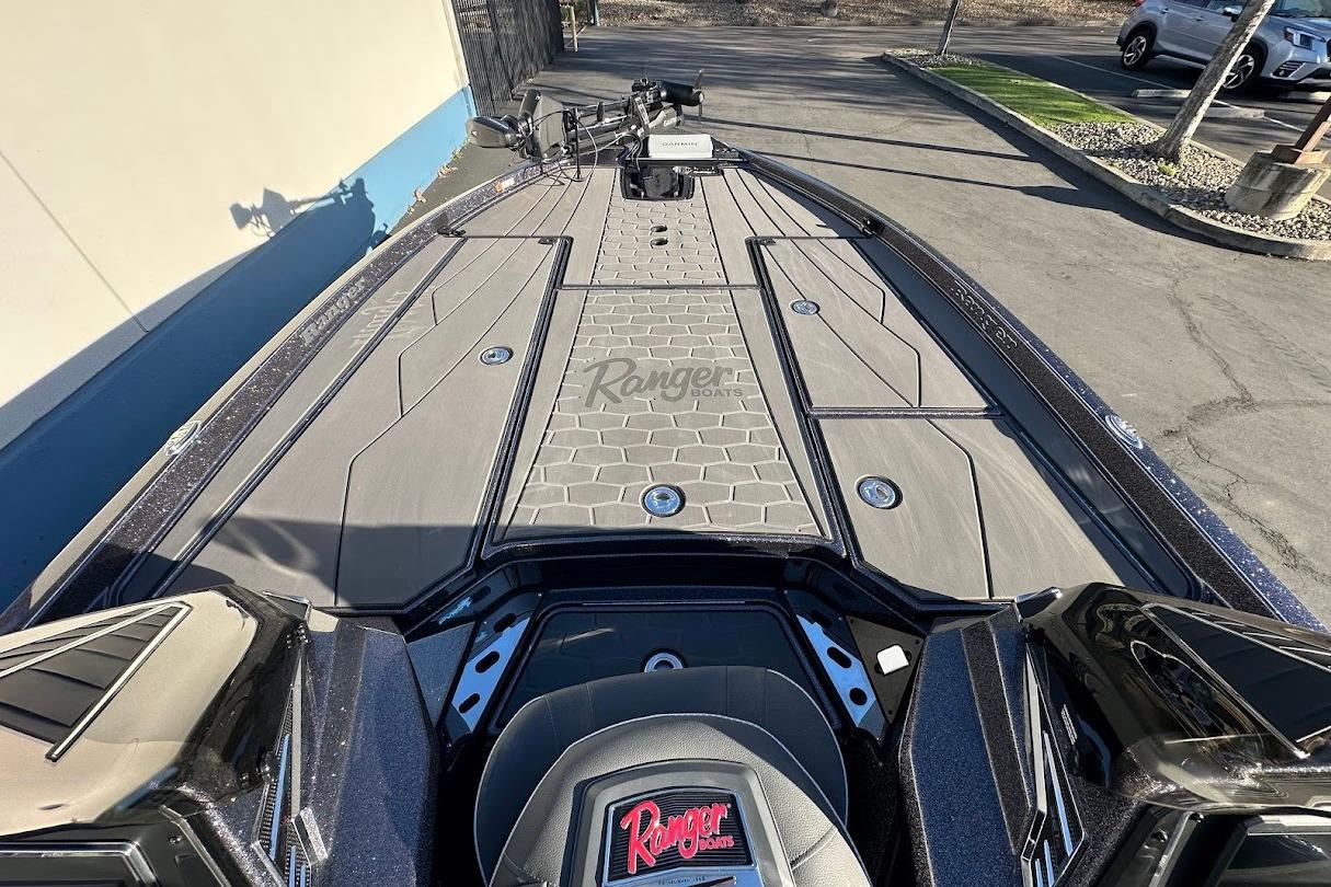 2026 Ranger Z521R Garmin Cup-Equipped boat deck, featuring sleek design and advanced technology.