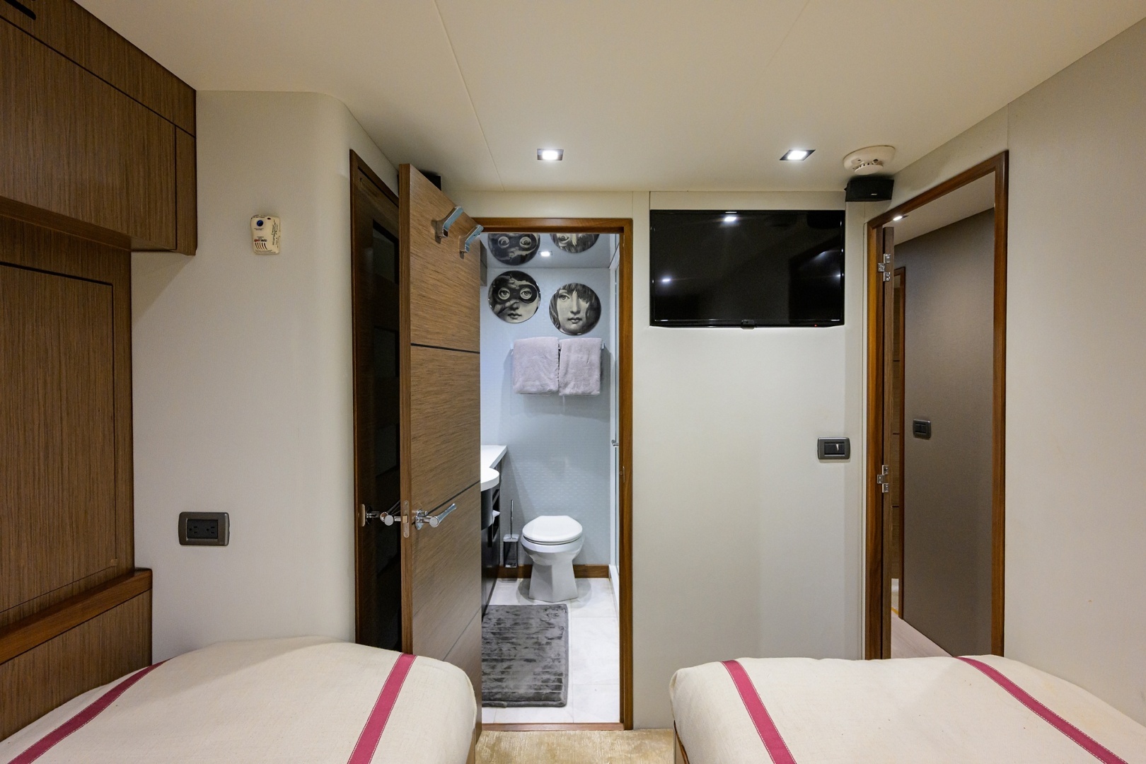 2013 Hatteras 80 Motor Yacht - Image 35