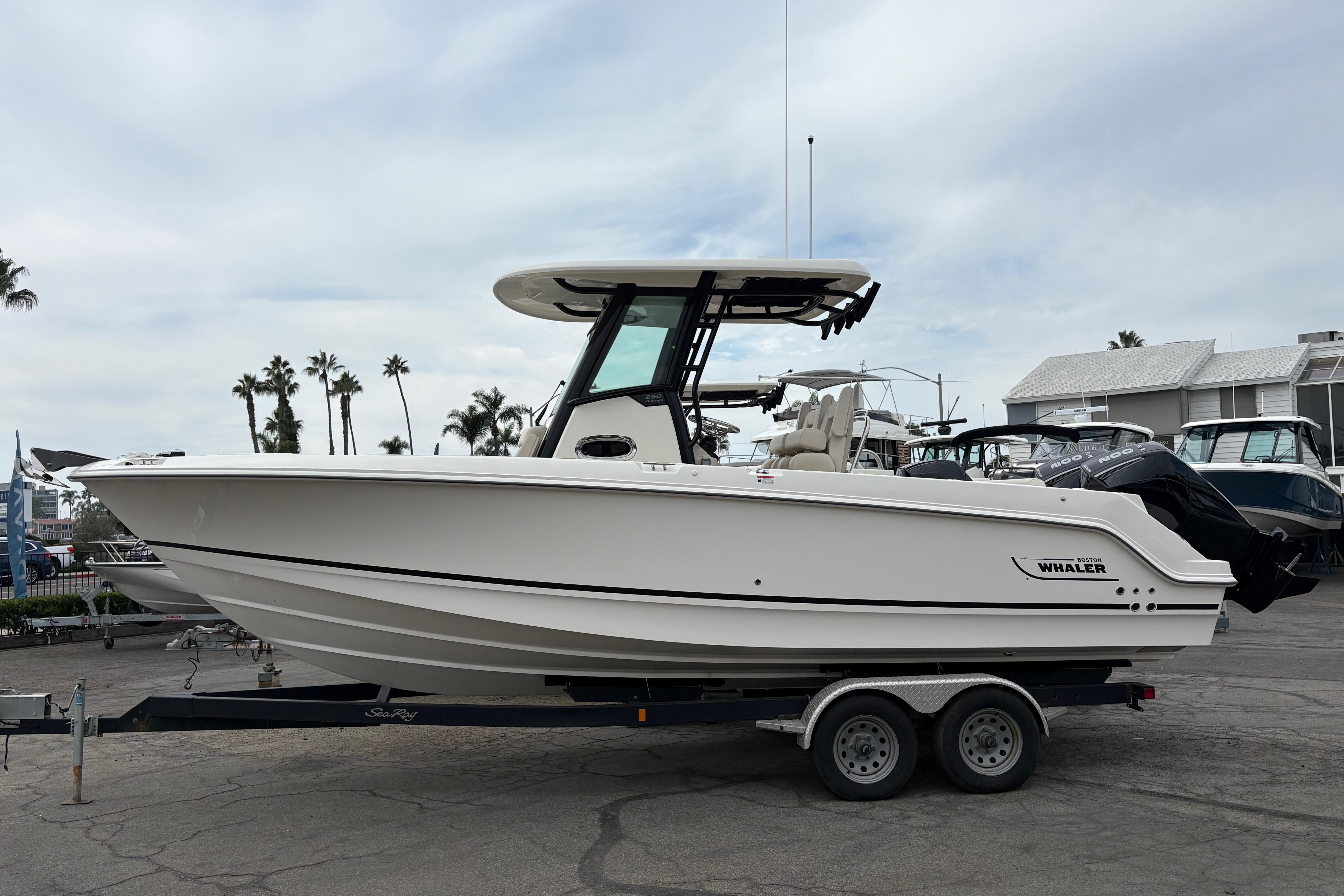 2026 Boston Whaler 250 Outrage