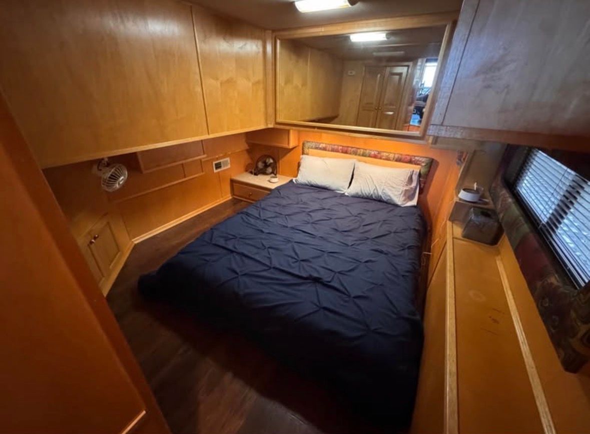 Bedroom in a 1998 Stardust Cruisers houseboat.