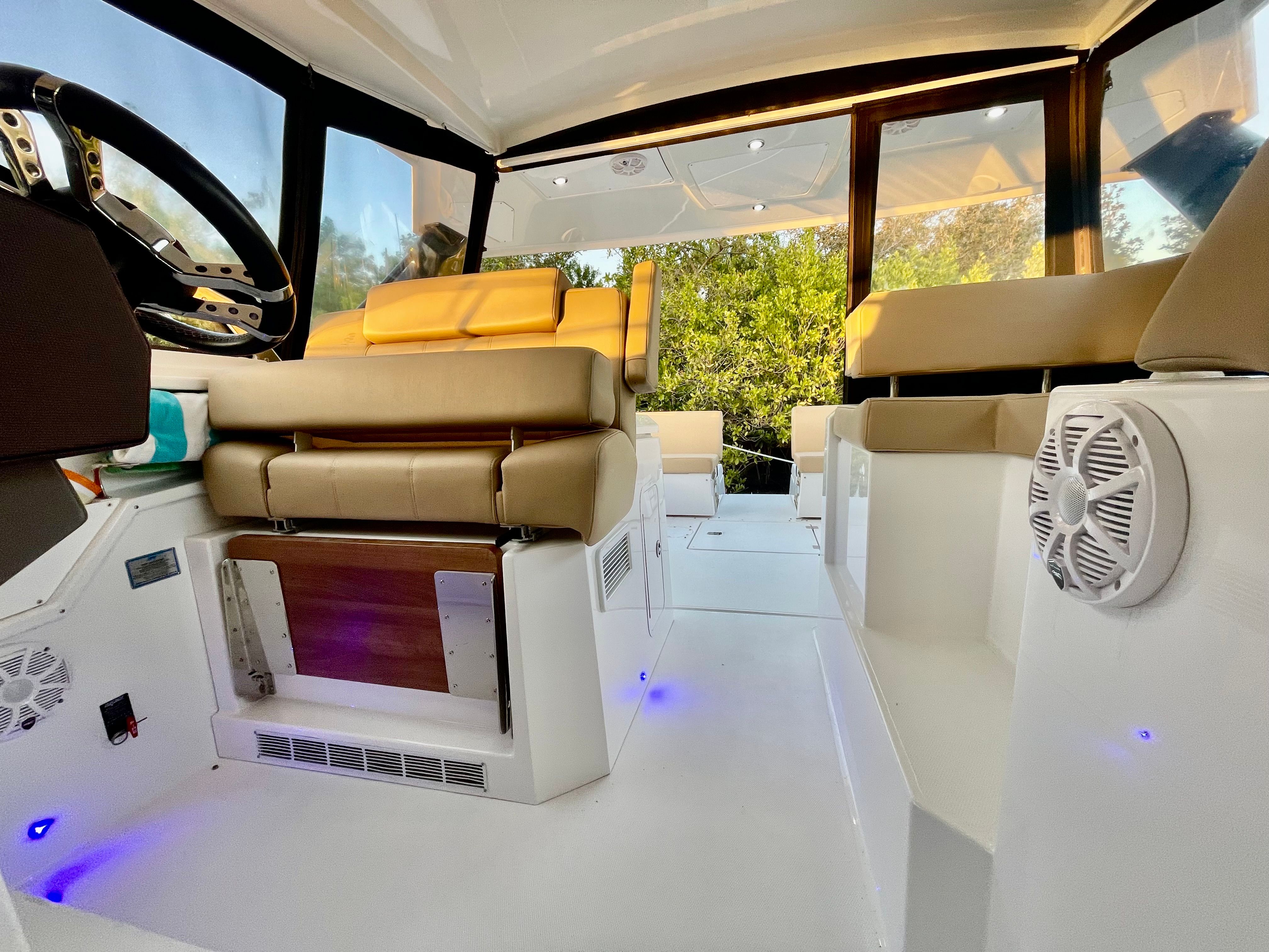2016 Cruisers Yachts 390 Express Coupe - 18