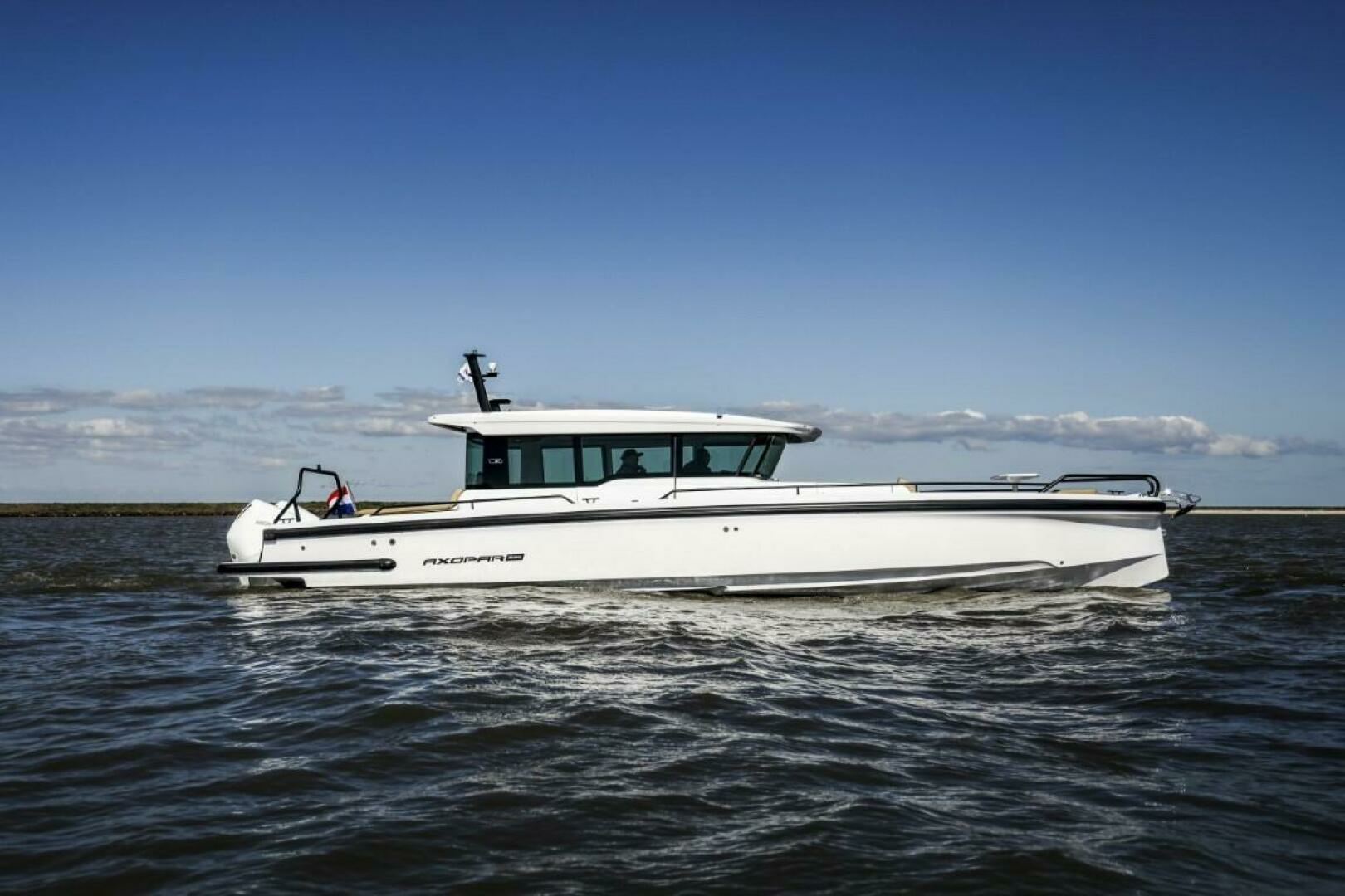 2024 Axopar 37XC CROSS CABIN - Image 3