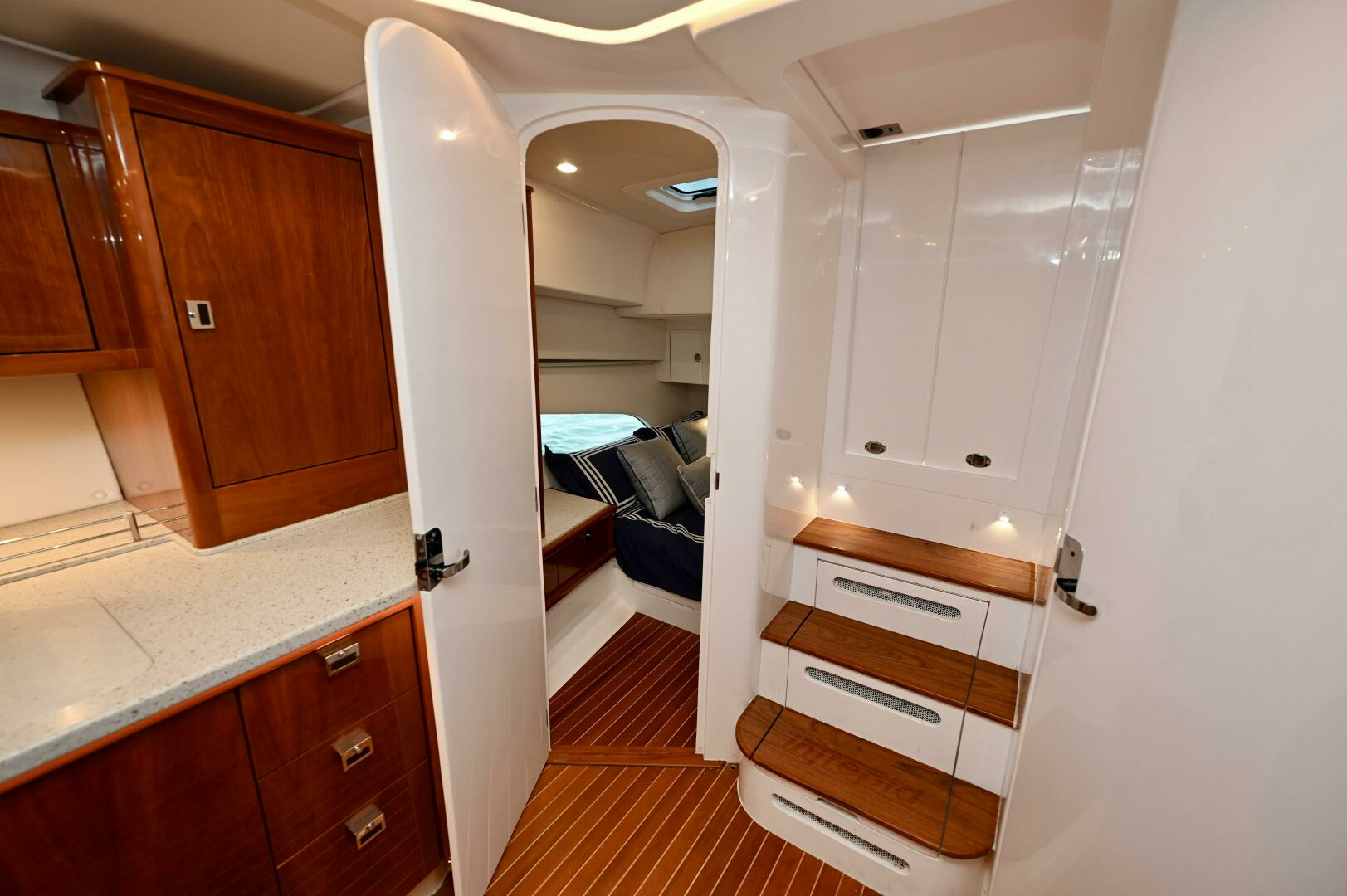 2021 Intrepid 438 Evolution - Image 32
