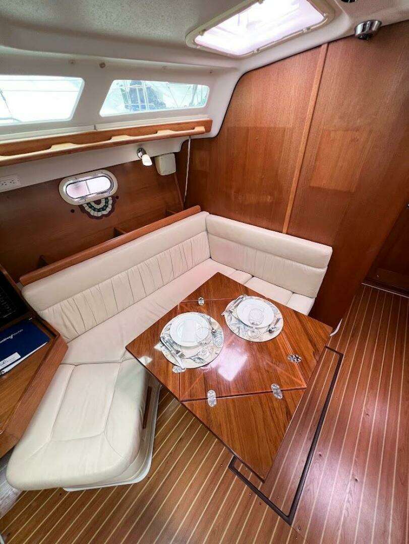 2007 Catalina 350 MK II - Image 8