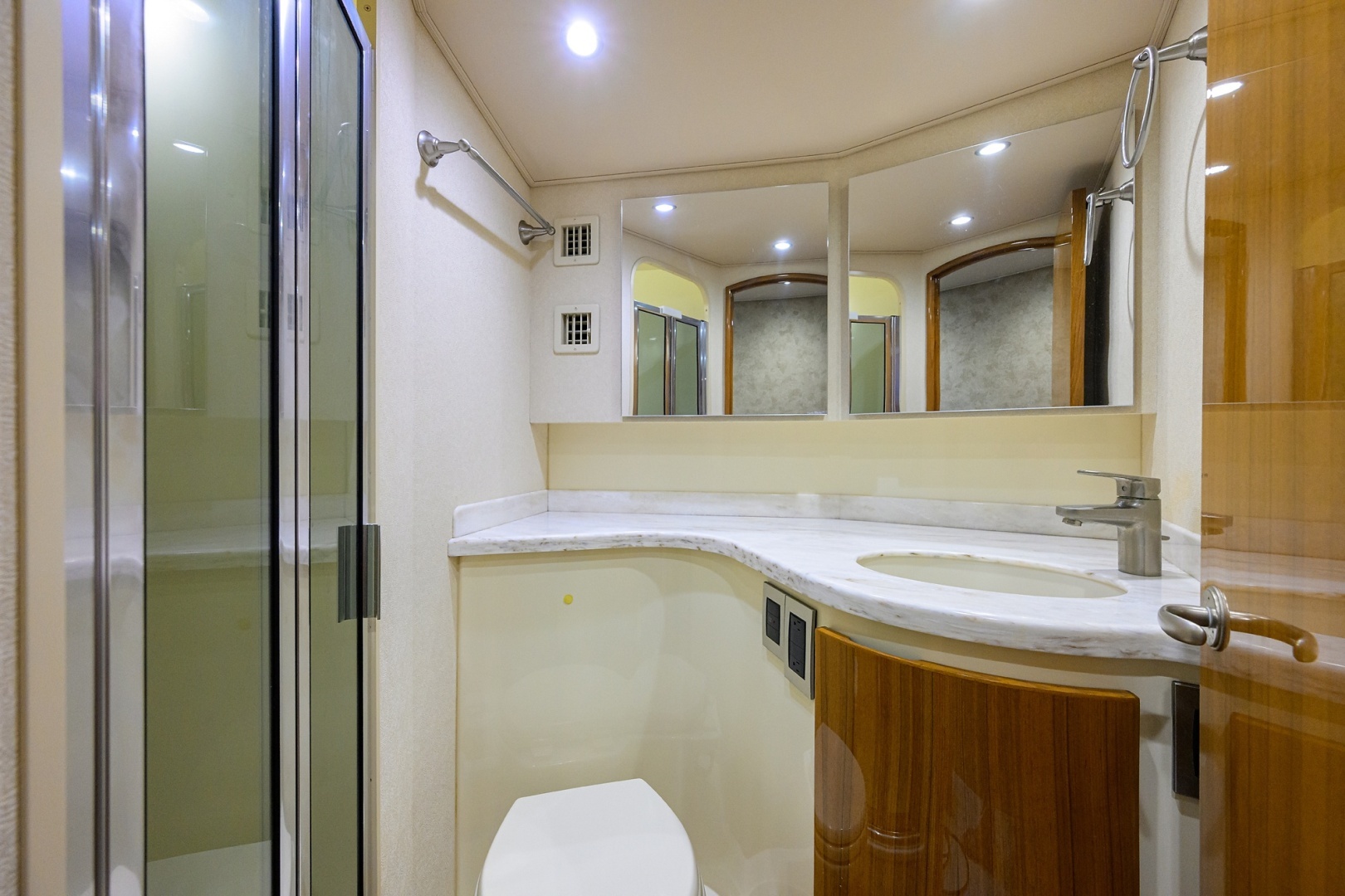 2015 Viking 42 Convertible - Image 18
