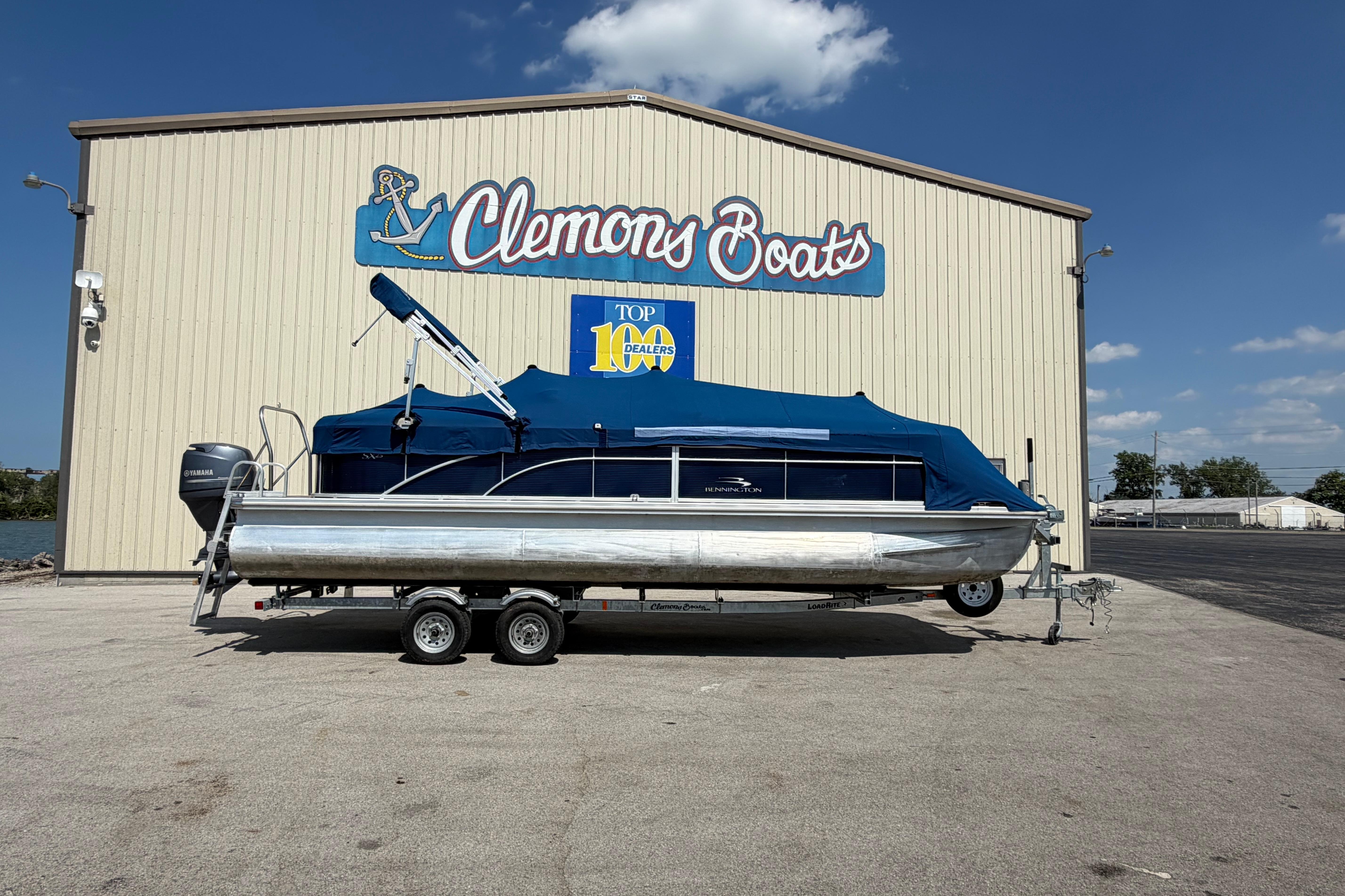 2017 Bennington 25 SSXAPG pontoon boat on trailer at Clemons Boats dealership.