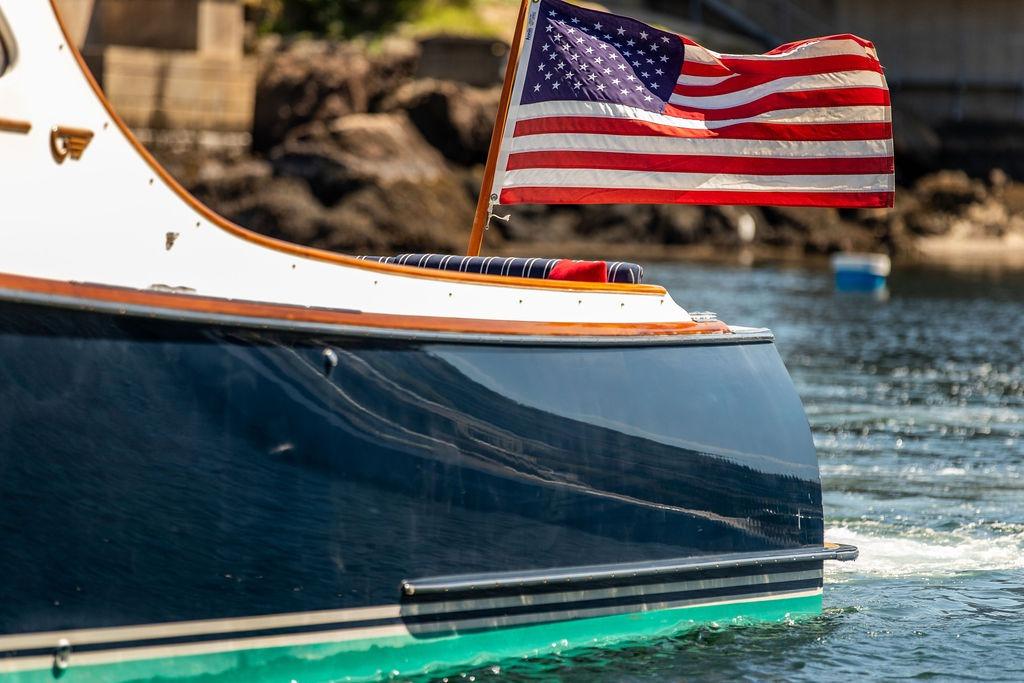 Hinckley Picnic Boat 36 Classic (2000) with American flag on water.