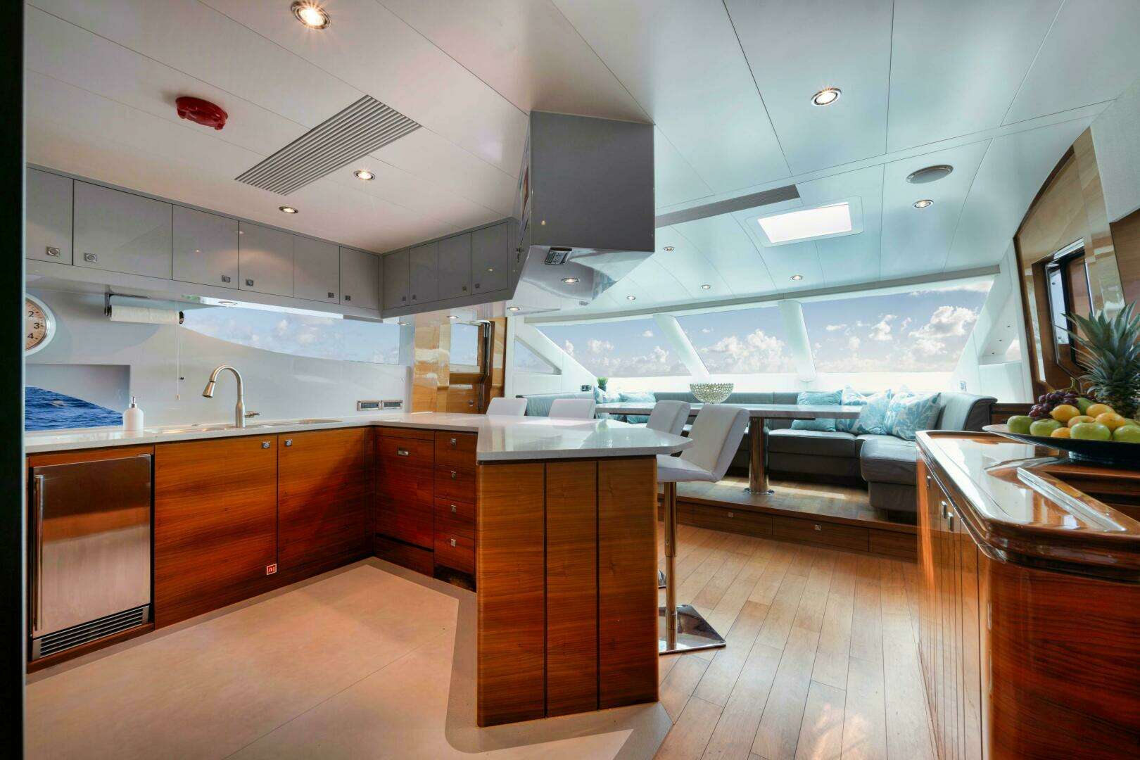 2012 Horizon P110 Tri-Deck - Image 12
