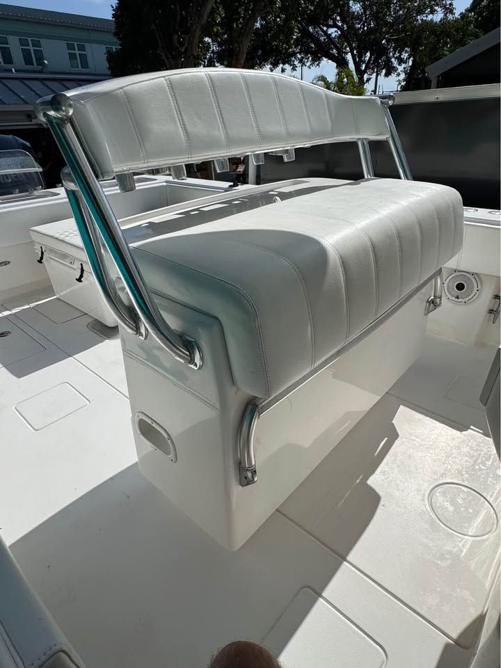 2004 Regulator 32 Forward Seating - 4