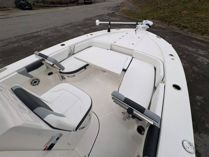 2026 Robalo 246 Cayman - 50