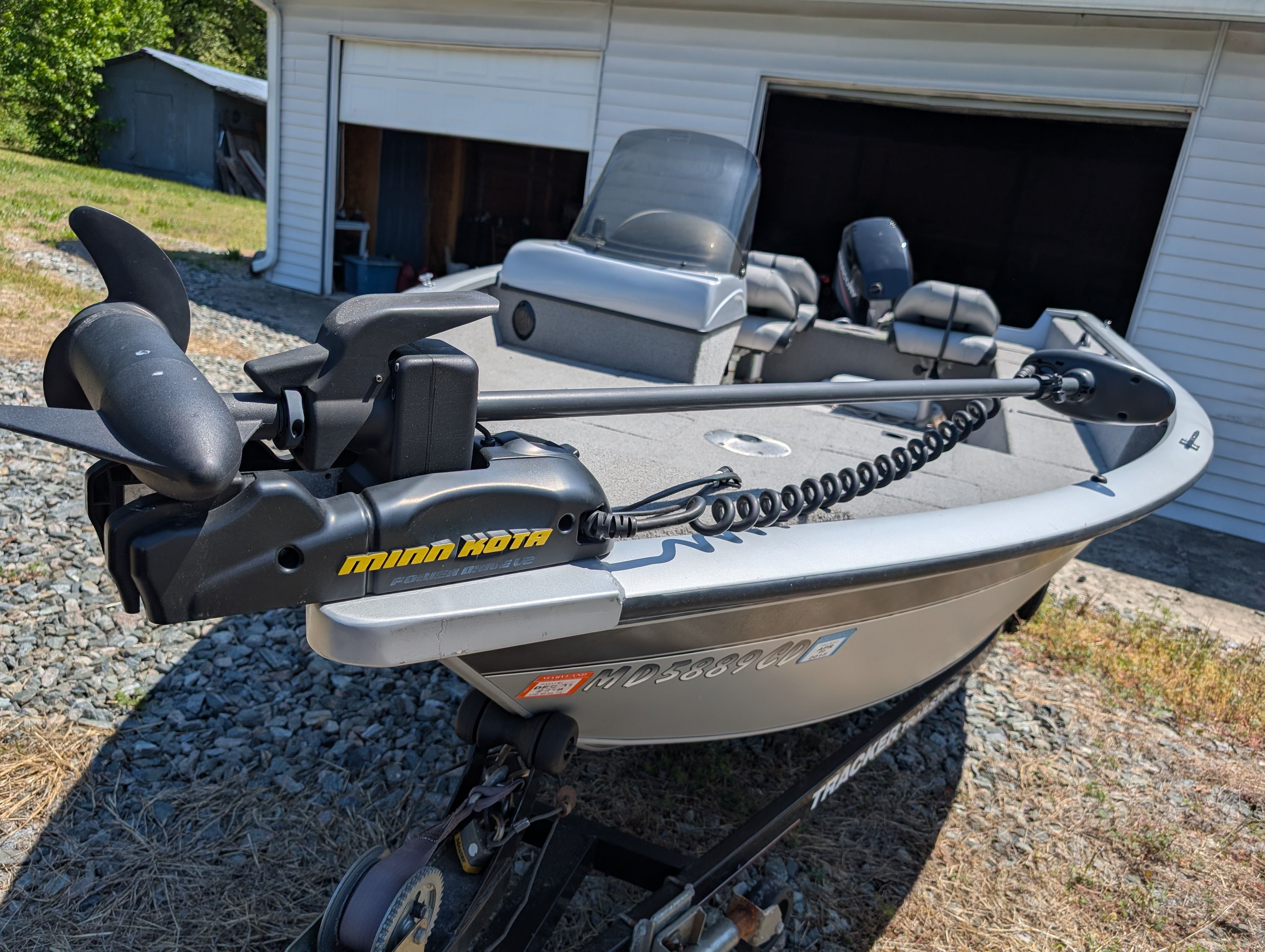 2009 Tracker Pro Guide V16 SE boat with Minn Kota motor.