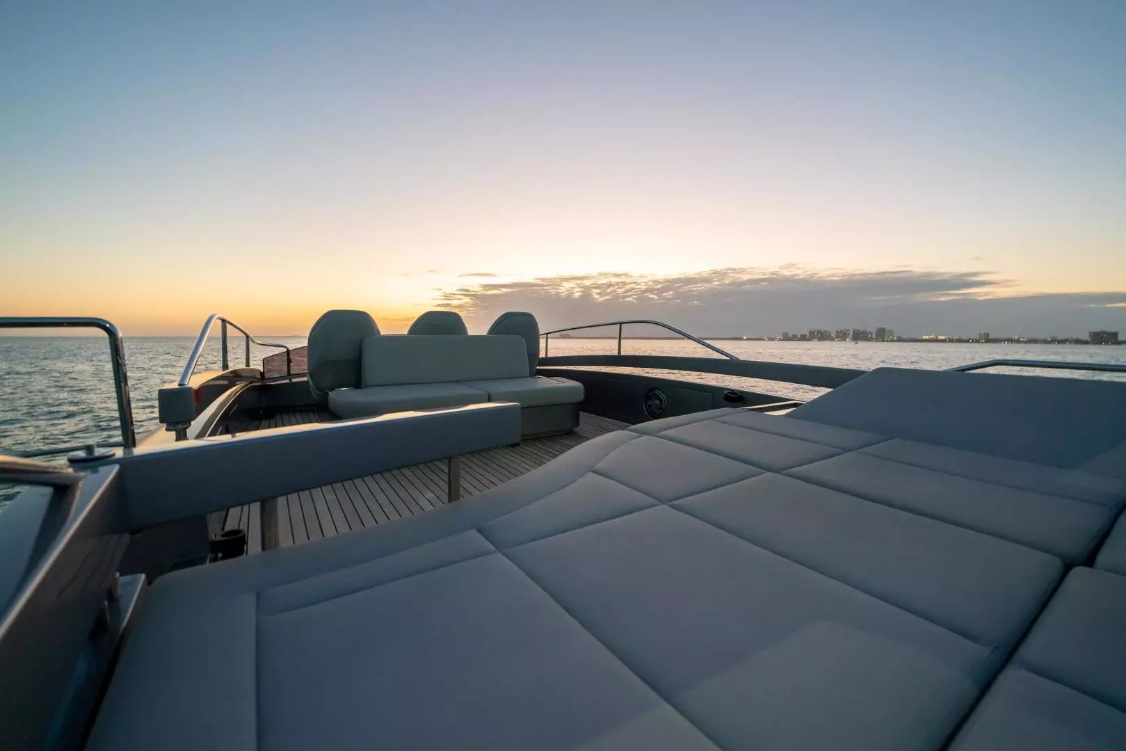 2021 Pershing 8X - Image 4