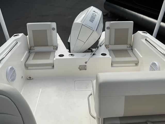 2024 Boston Whaler 210 Vantage - 10