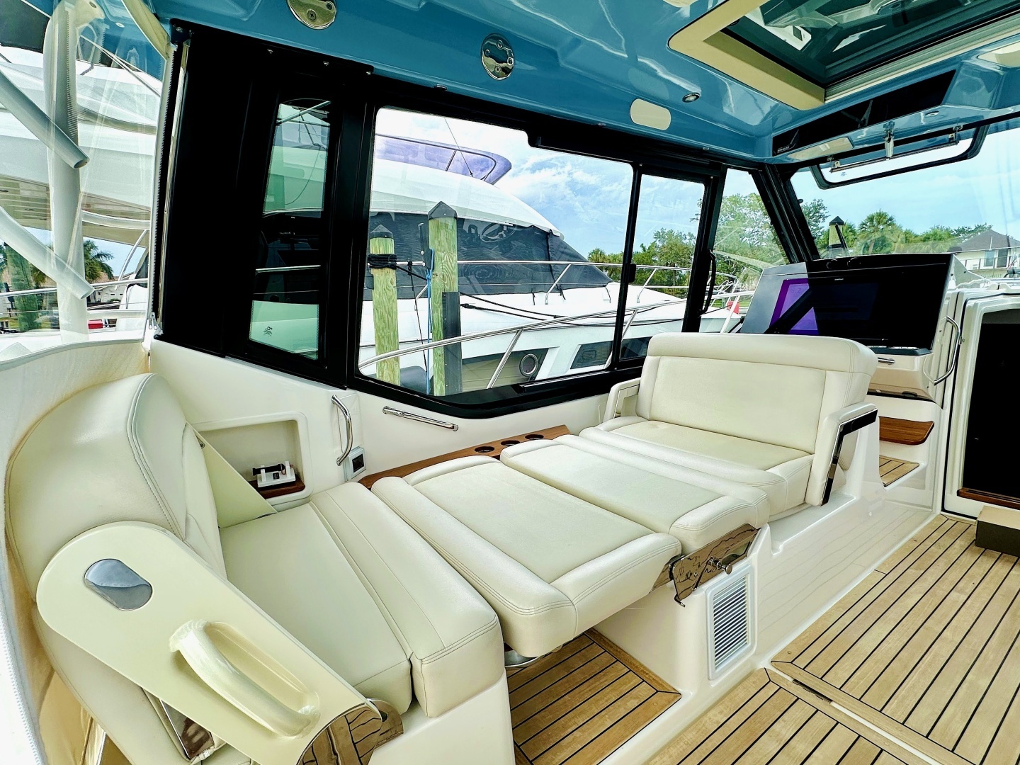 2023 Boston Whaler 405 Conquest - Image 12