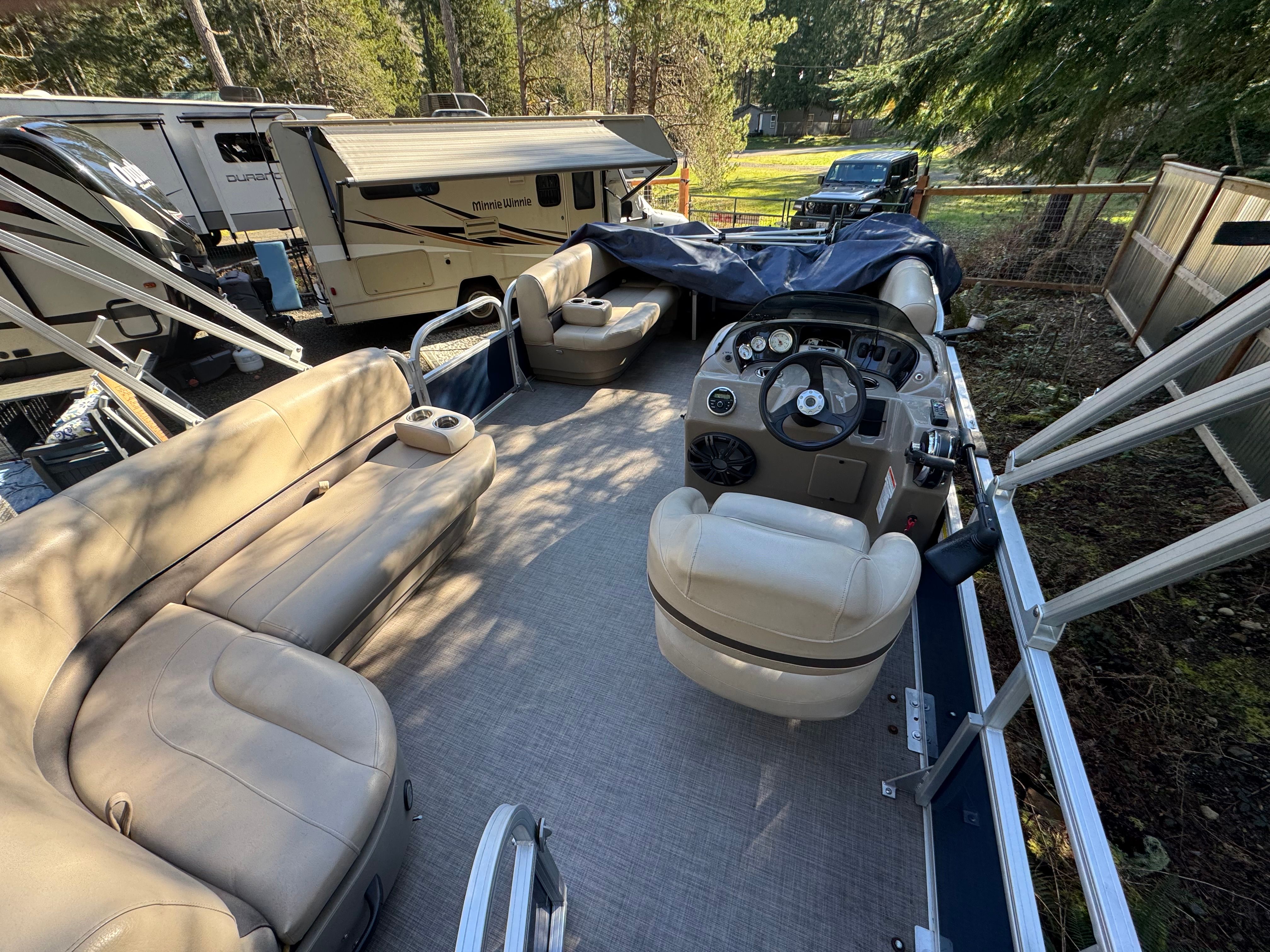 2020 Sun Tracker Party Barge 18 DLX