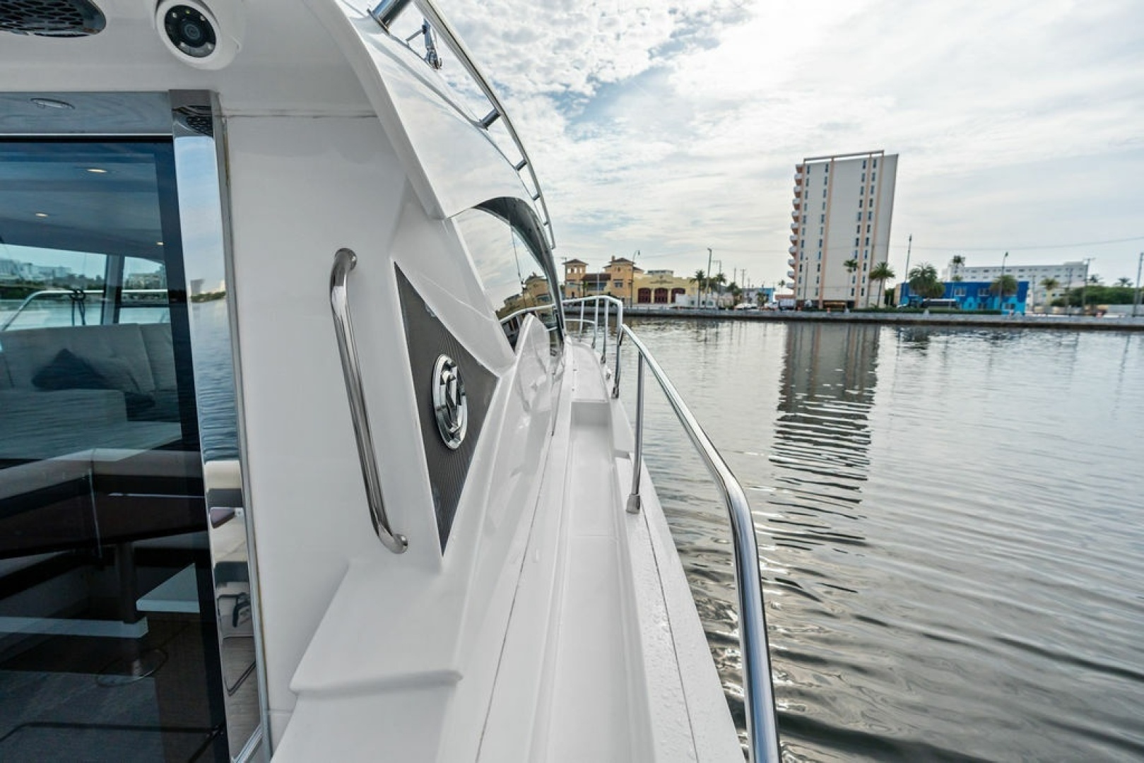 2022 Cruisers Yachts 46 CANTIUS - Image 7