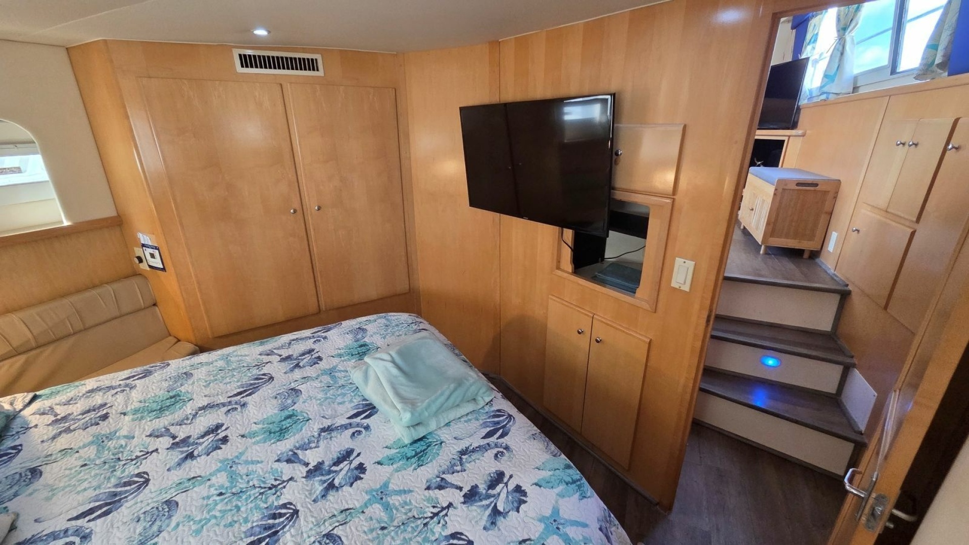 1998 Carver 405 Aft Cabin Motor Yacht - Image 52