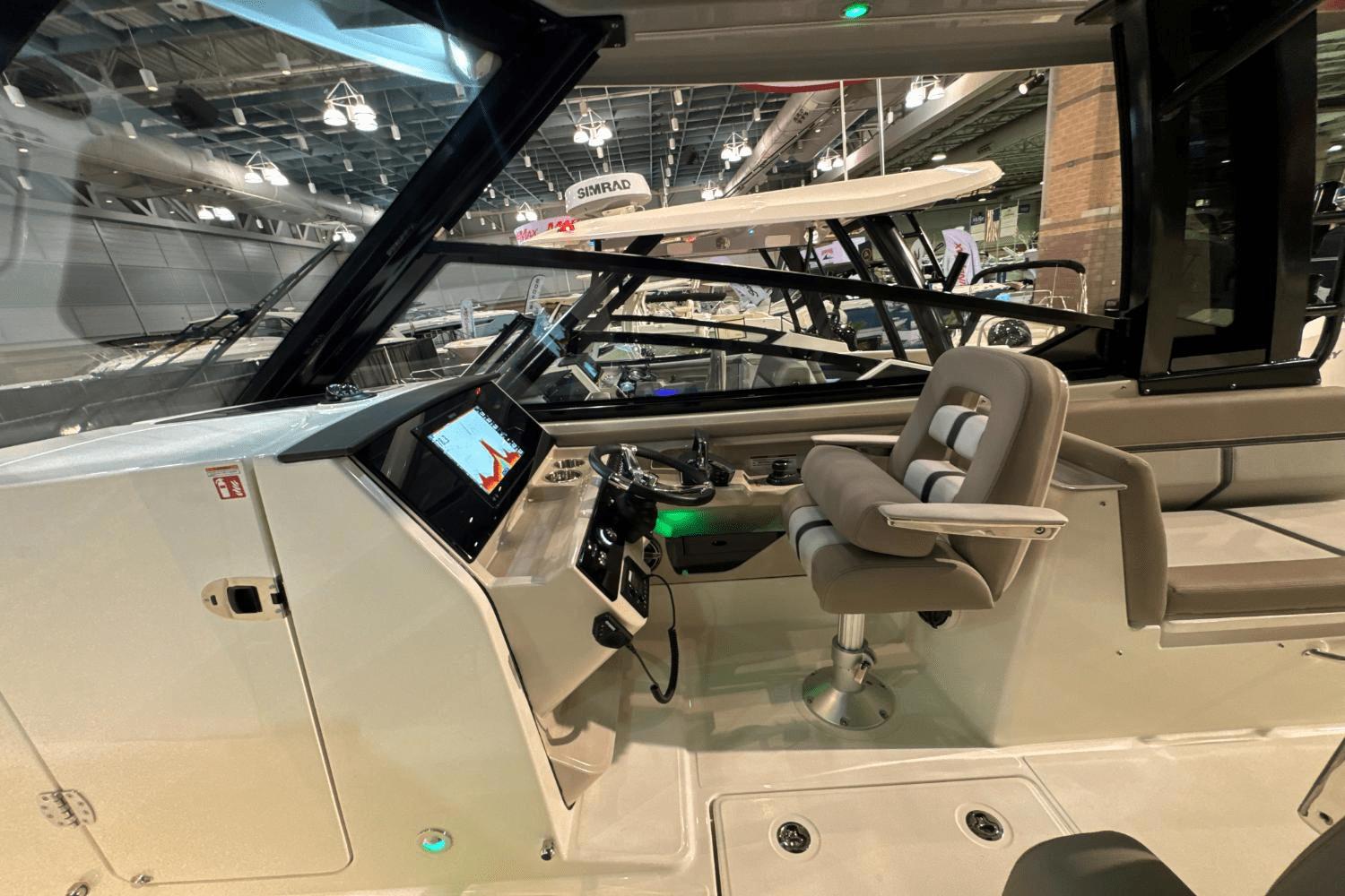 2025 Boston Whaler 330 Vantage - 22