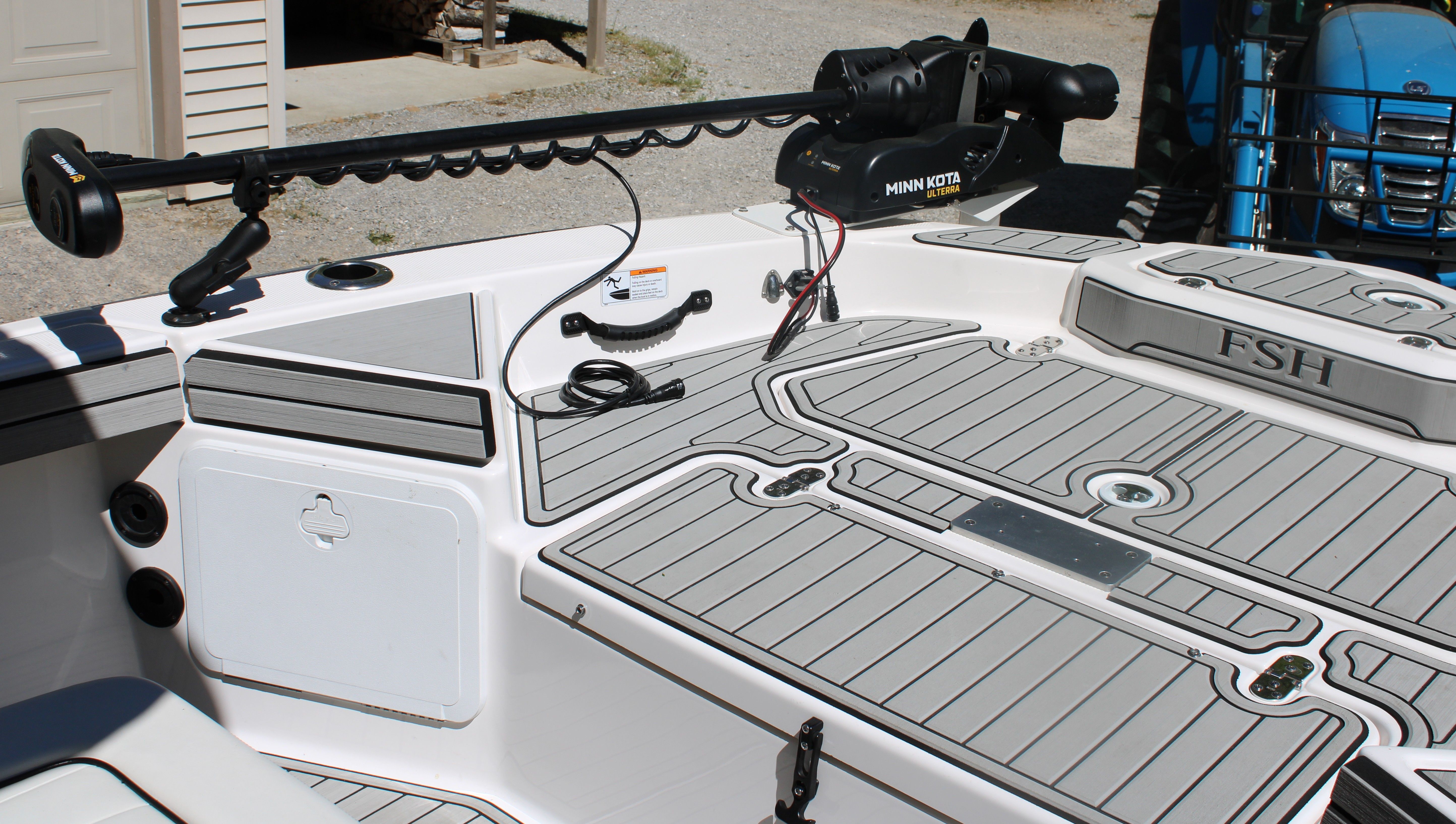 The image shows the deck of a 2022 Yamaha 190 FSH Sport boat with gray padding.