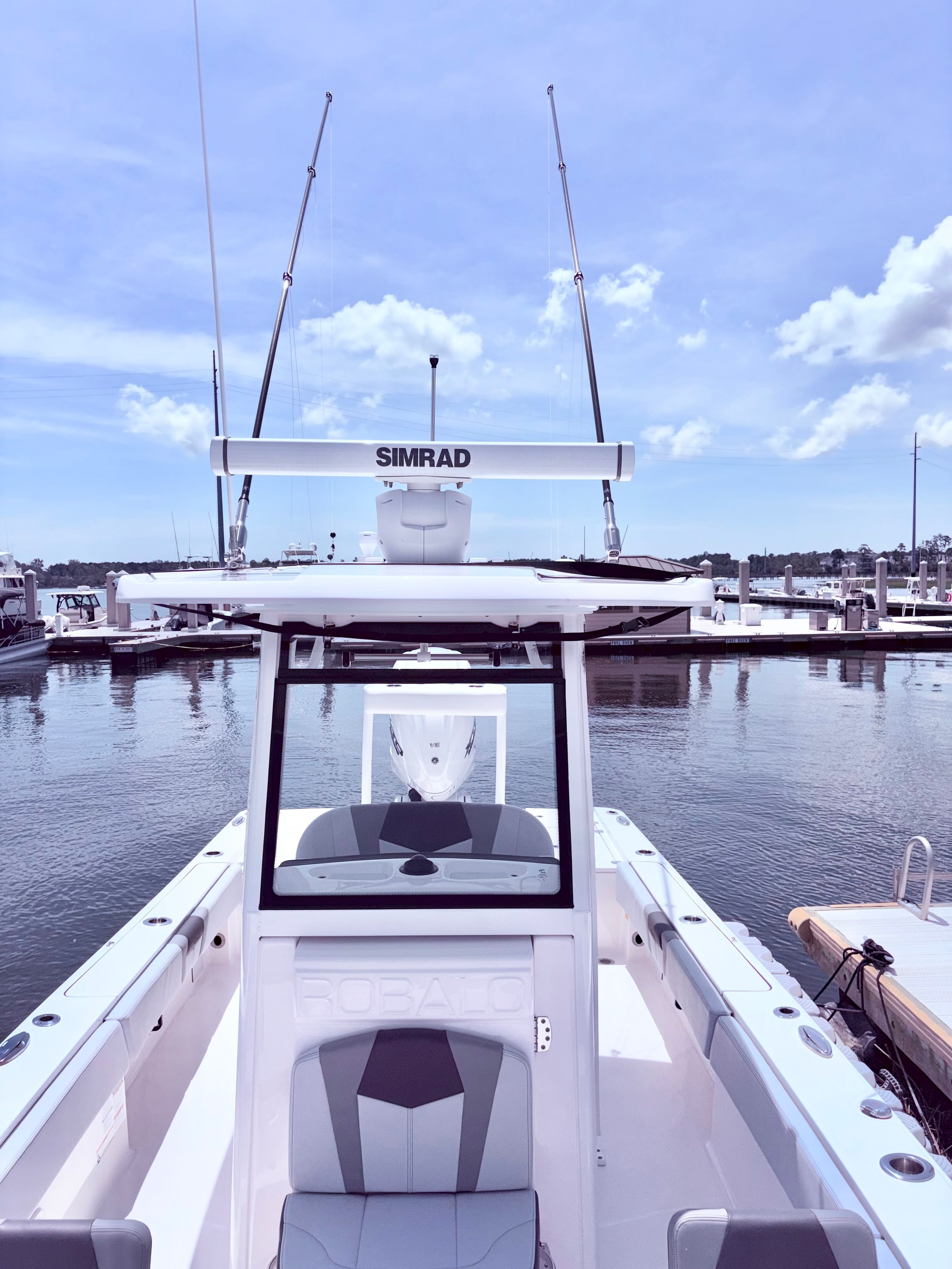 2025 Robalo 266 Cayman boat docked with Simrad equipment.