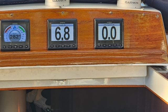 Bristol 45.5 Center Cockpit 1984 with Garmin navigation displays showing compass, depth, and speed.