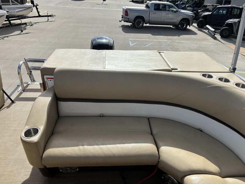 2015 Larson Escape 2200 RT - 23
