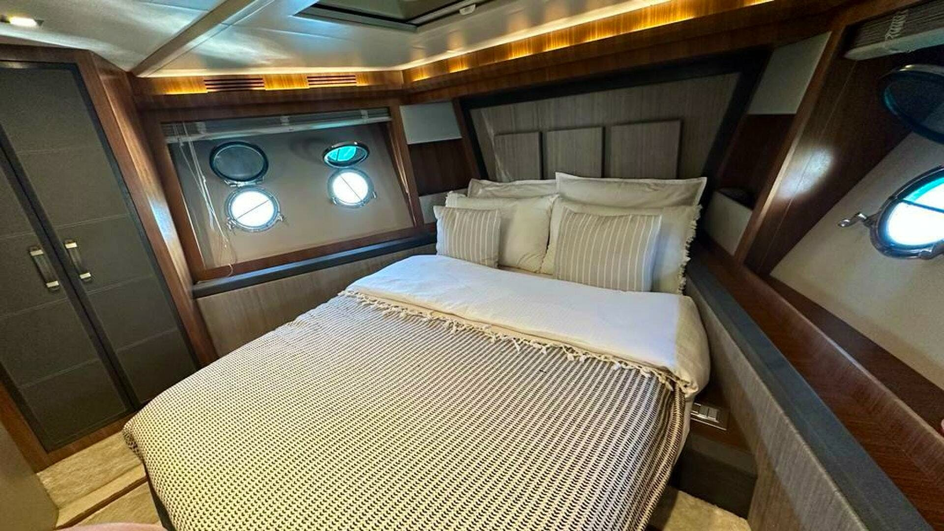 2014 Custom MCY 65 - Image 28