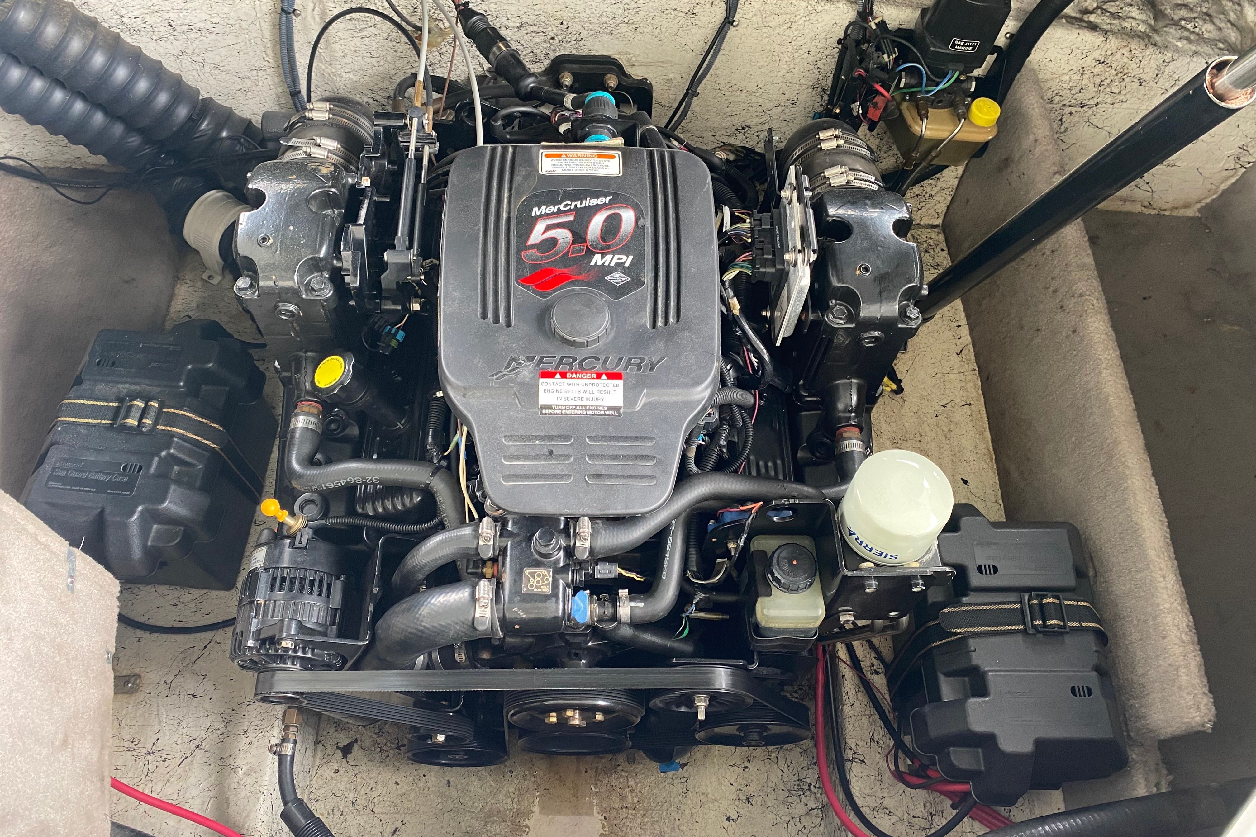 A 2007 Ebbtide 2460 Z-Trak boat engine featuring a MerCruiser 5.0 MPI motor.