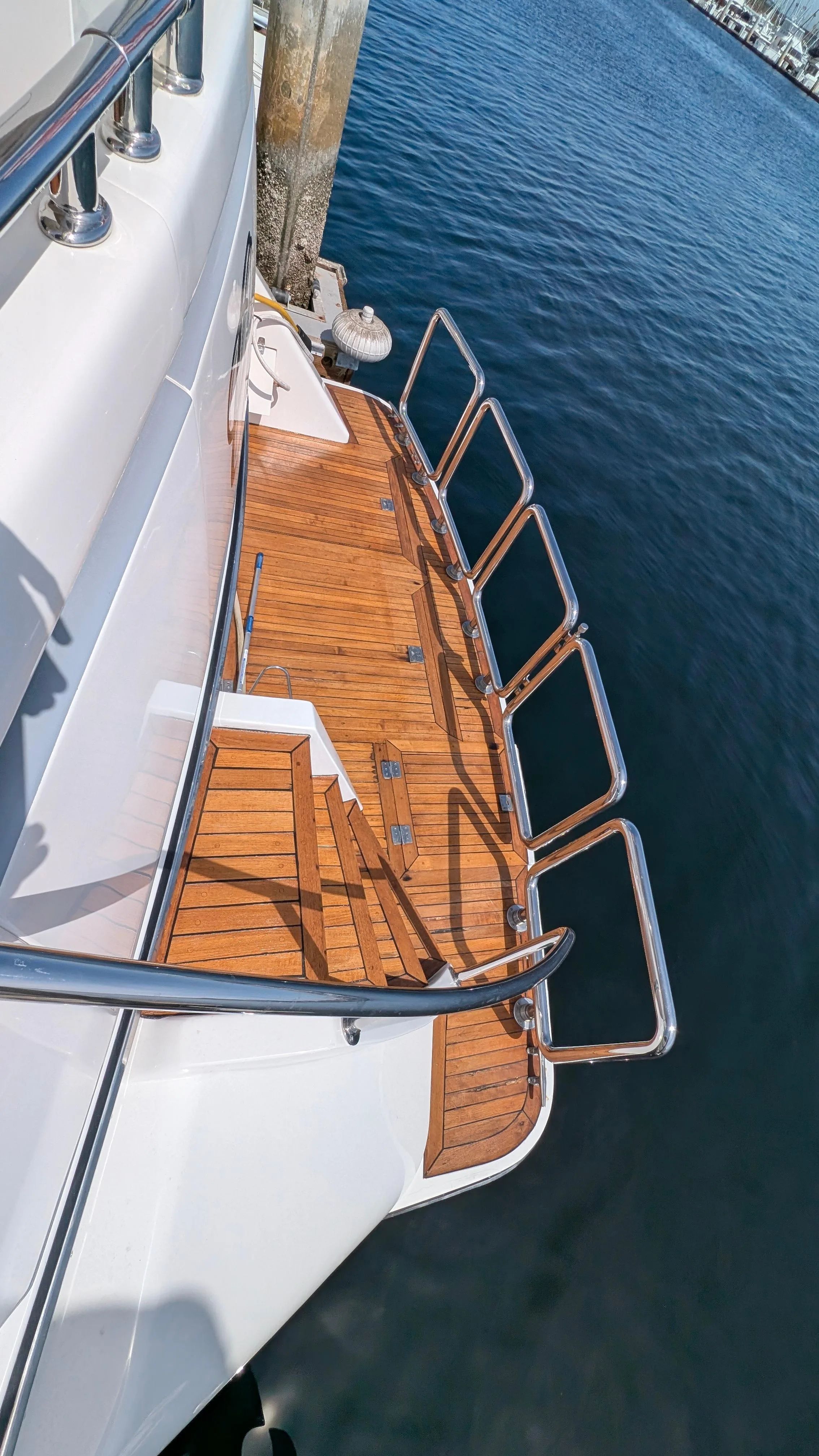2004 Johnson Motor Yacht - 8