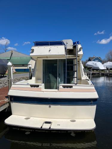 1985 Cruisers Yachts 338 Chateau Vee docked at a marina.