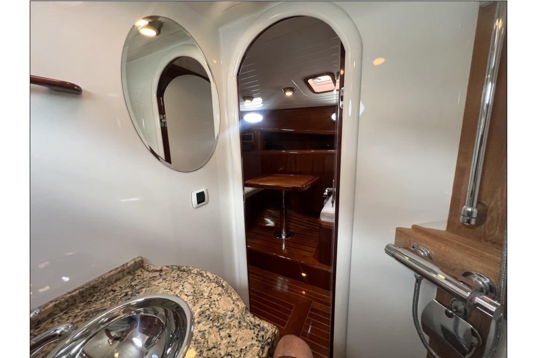 Interior of 2004 RB DERELI Daytripper 40 yacht, featuring a bathroom and cabin view.