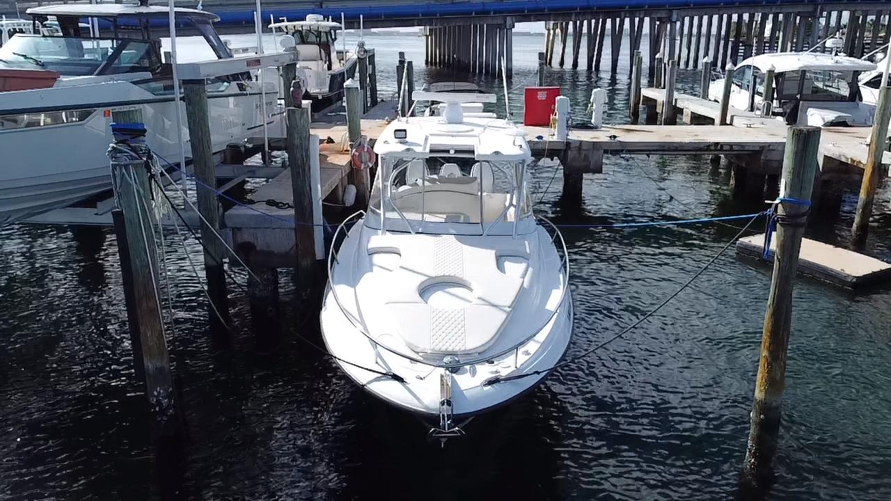 2006 Hydra-Sports Vector 3300 VX boat docked at a marina.