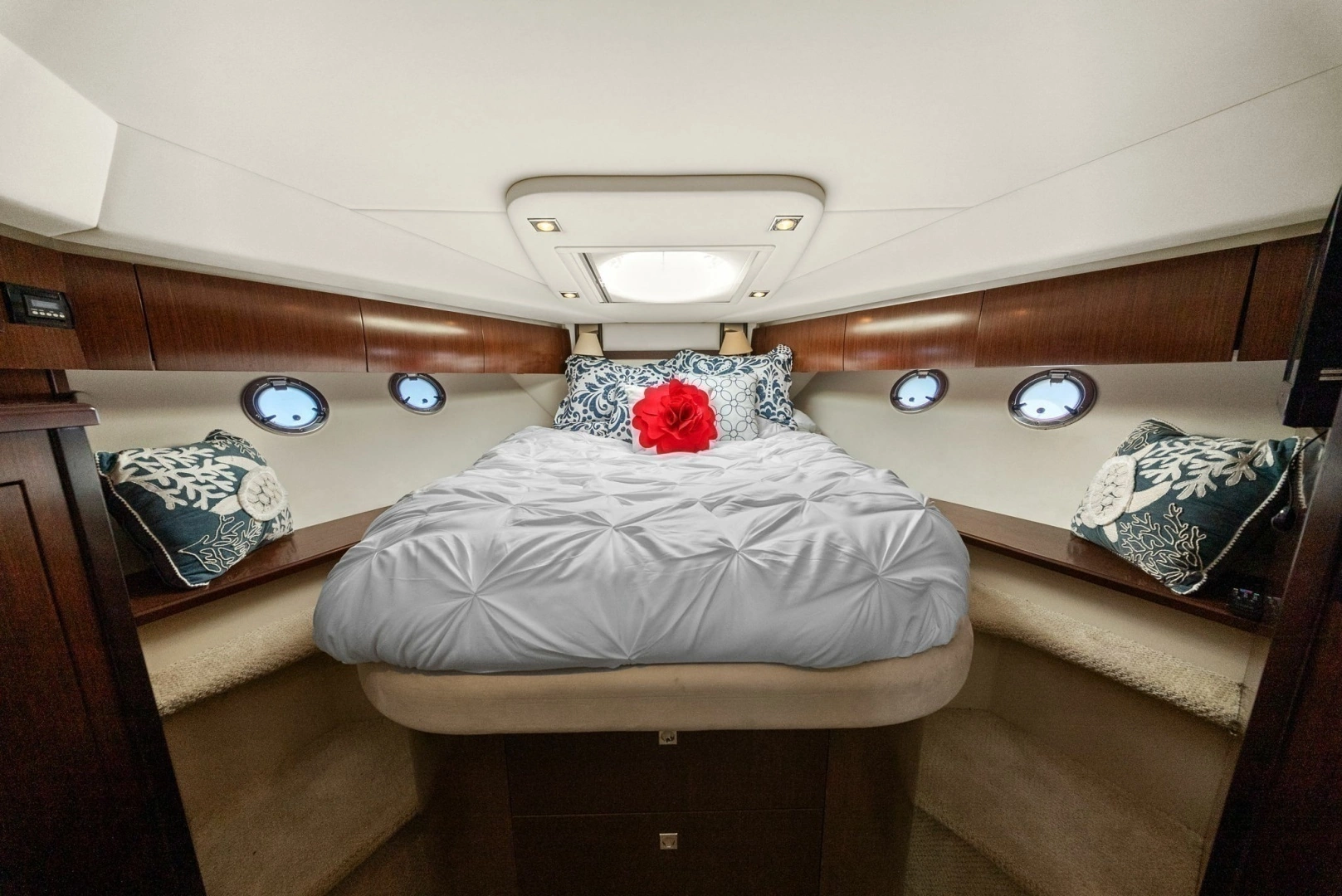 2012 Cruisers Yachts 540 Coupe - Image 3