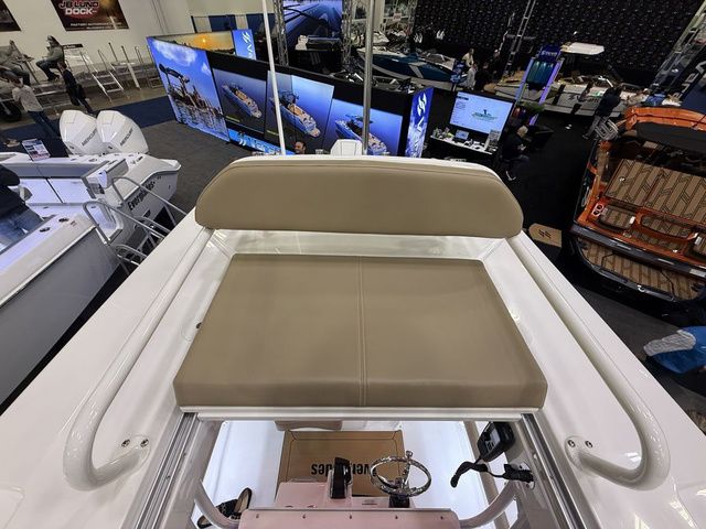 2026 Everglades 253 Center Console - 32