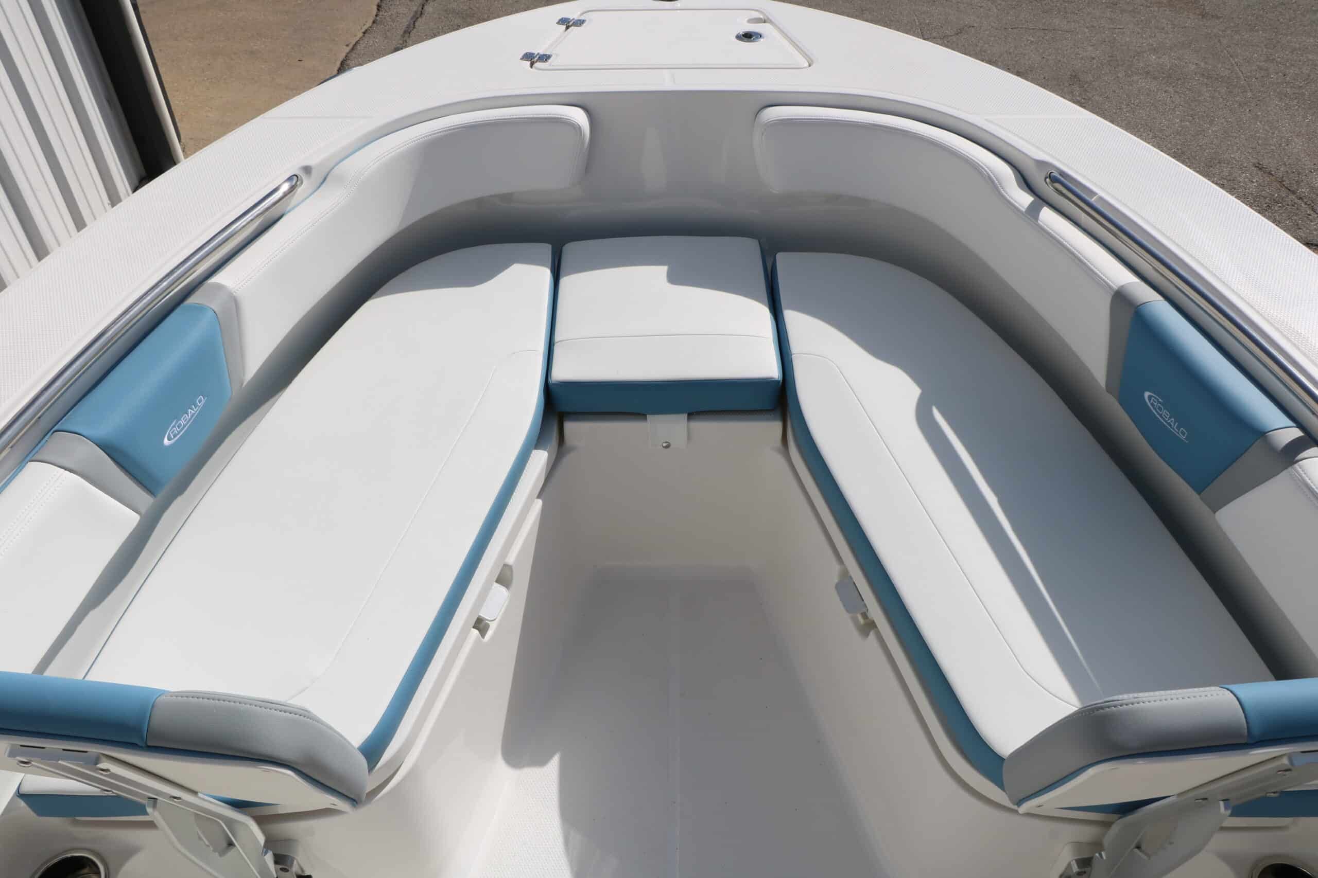 2026 Robalo R200 Center Console - 24