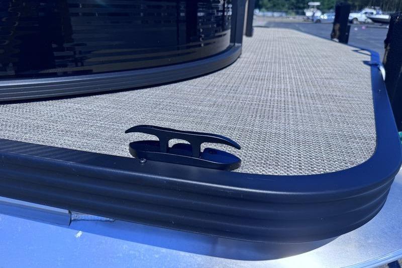 2027 Manitou Aurora 23 RF SHP boat deck with cleat, featuring textured flooring.