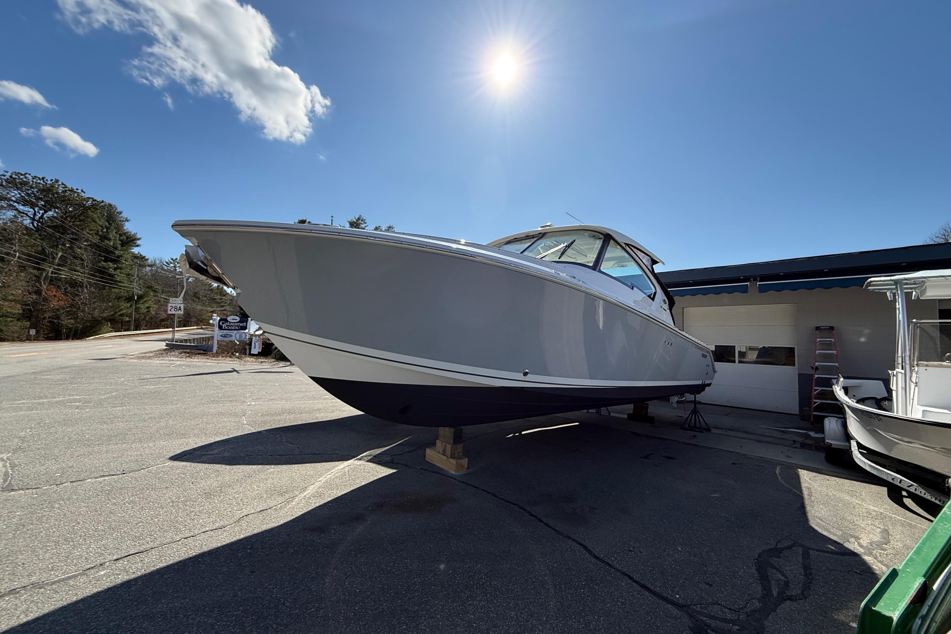 2022 Pursuit DC 326 Dual Console